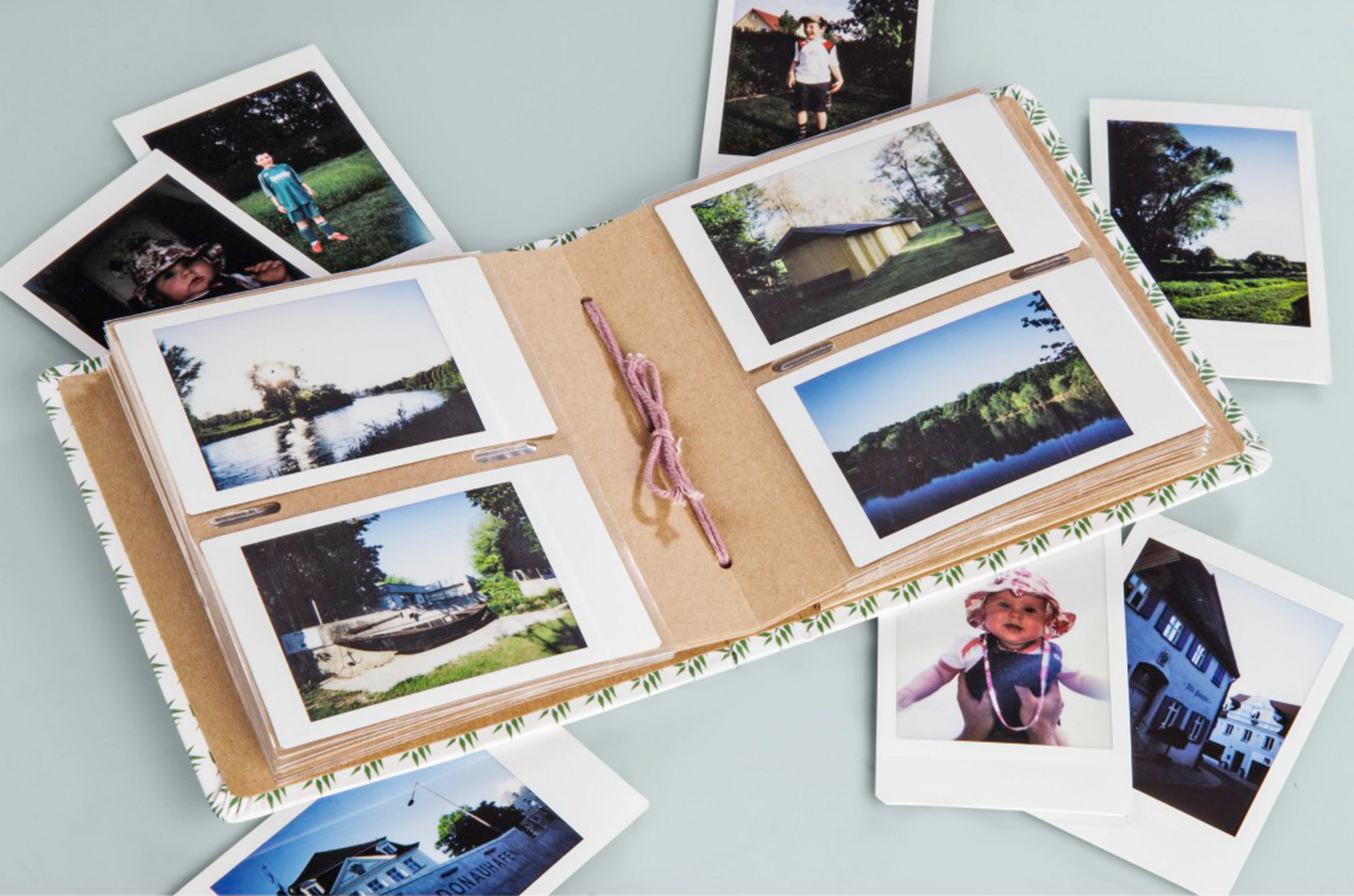 Album ze zdjęciami natychmiastowymi dzieci i krajobrazów.