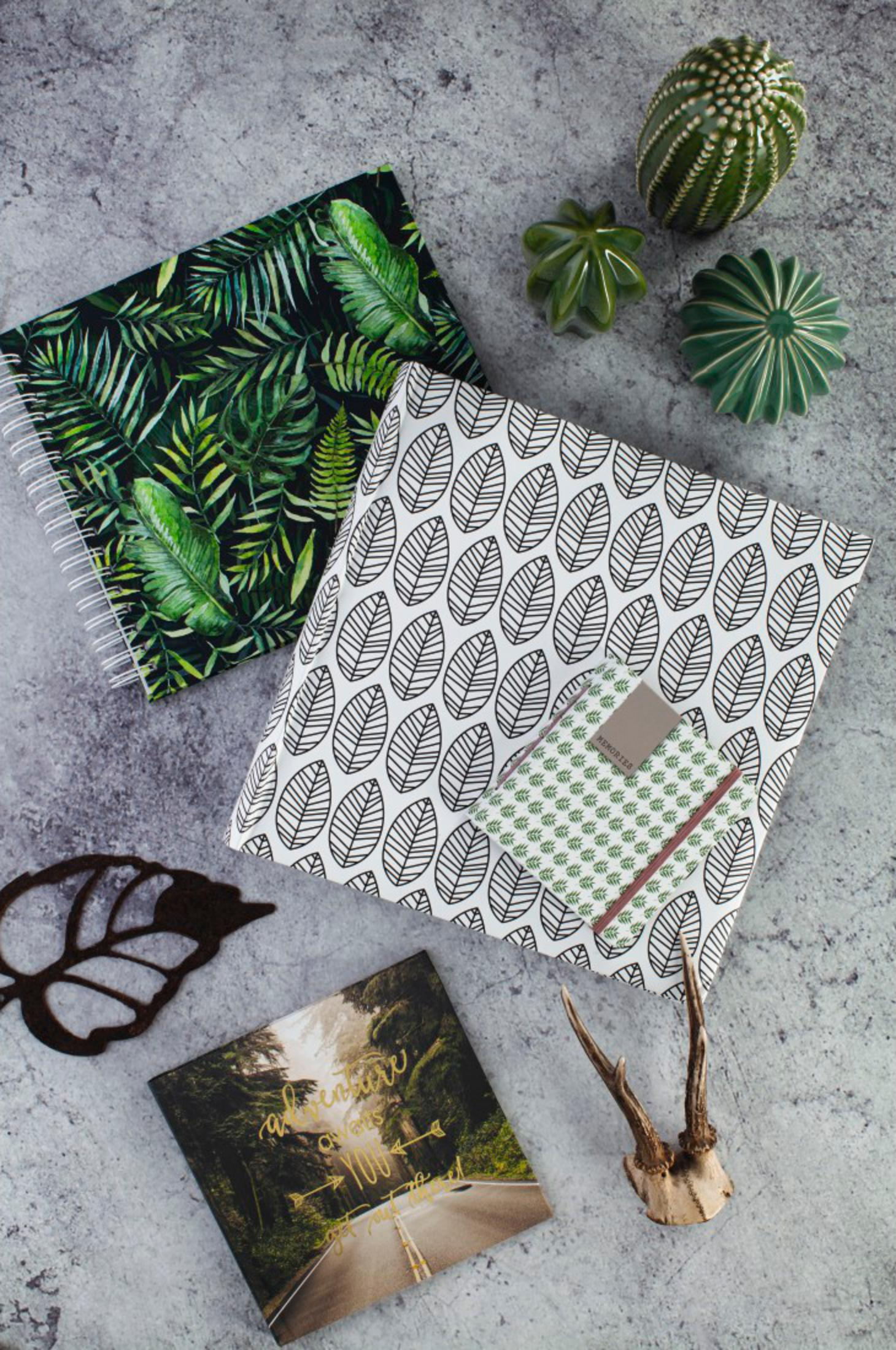 Notes z motywami liści, dekoracje kaktusów, poroże jelenia i wycięty liść.