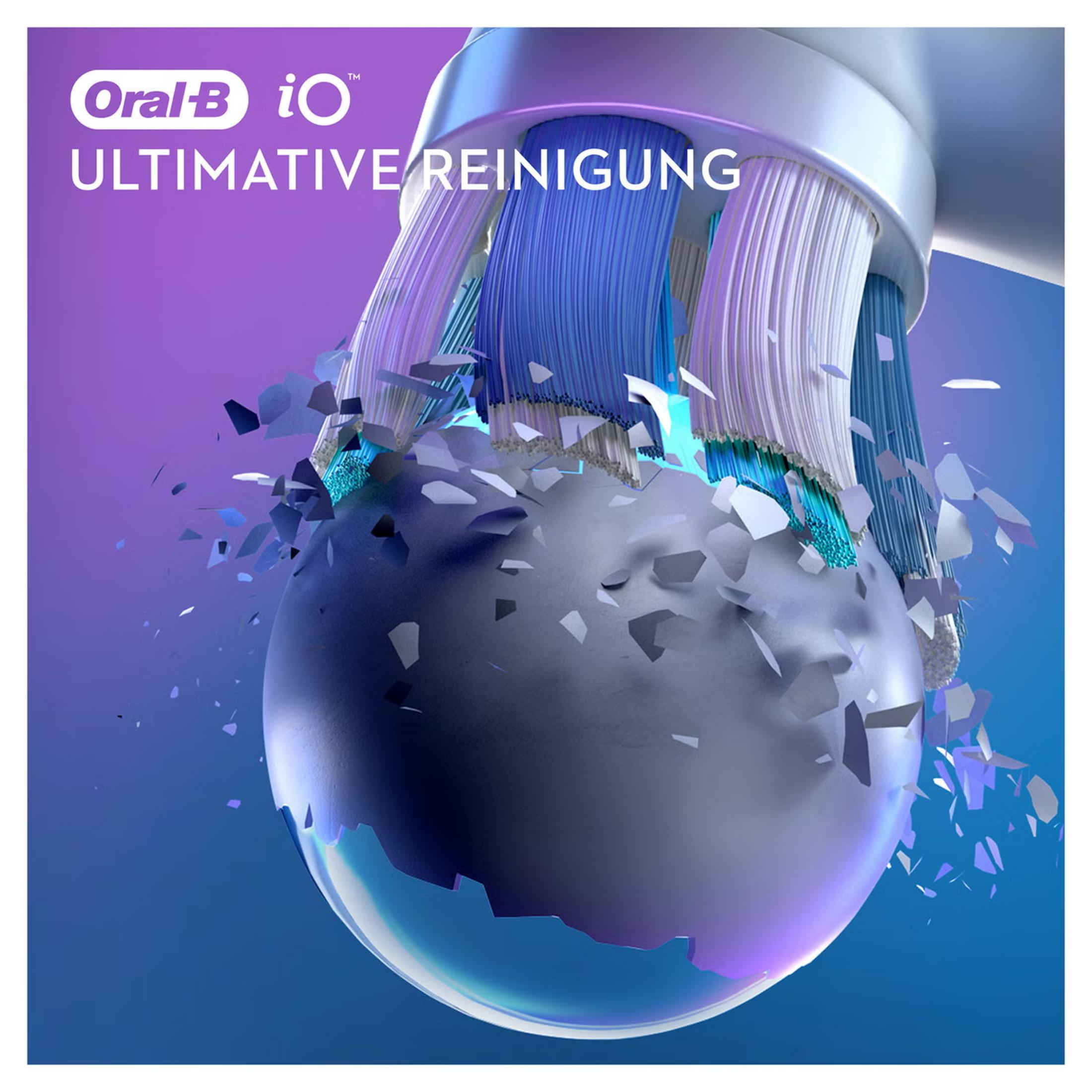 Testina Oral-B iO con setole blu e viola che rompono un oggetto.