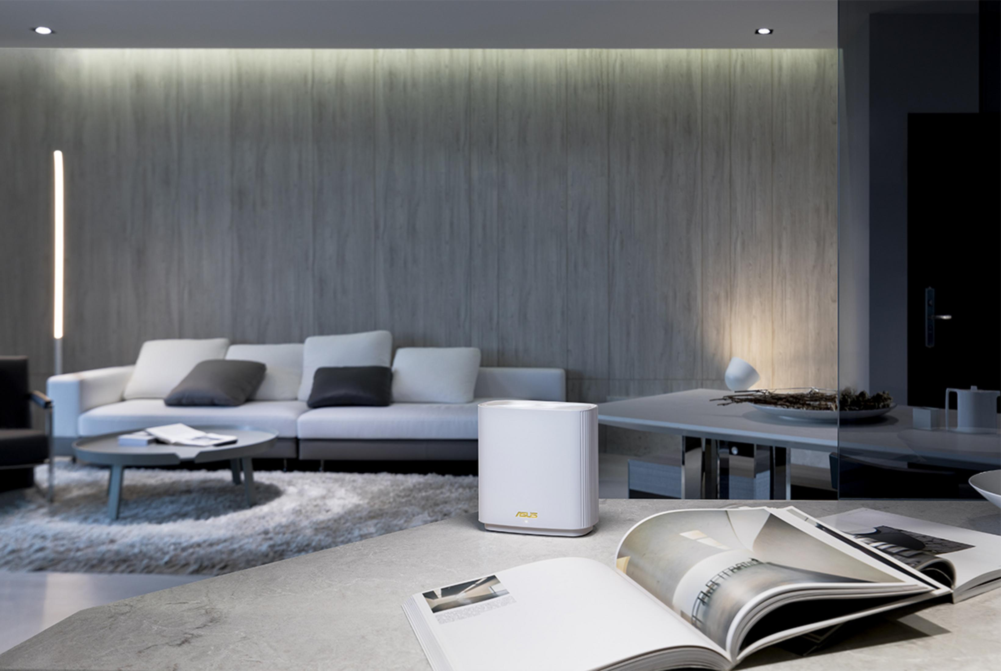 Biały router stoi na stole przed sofą w nowoczesnym salonie.