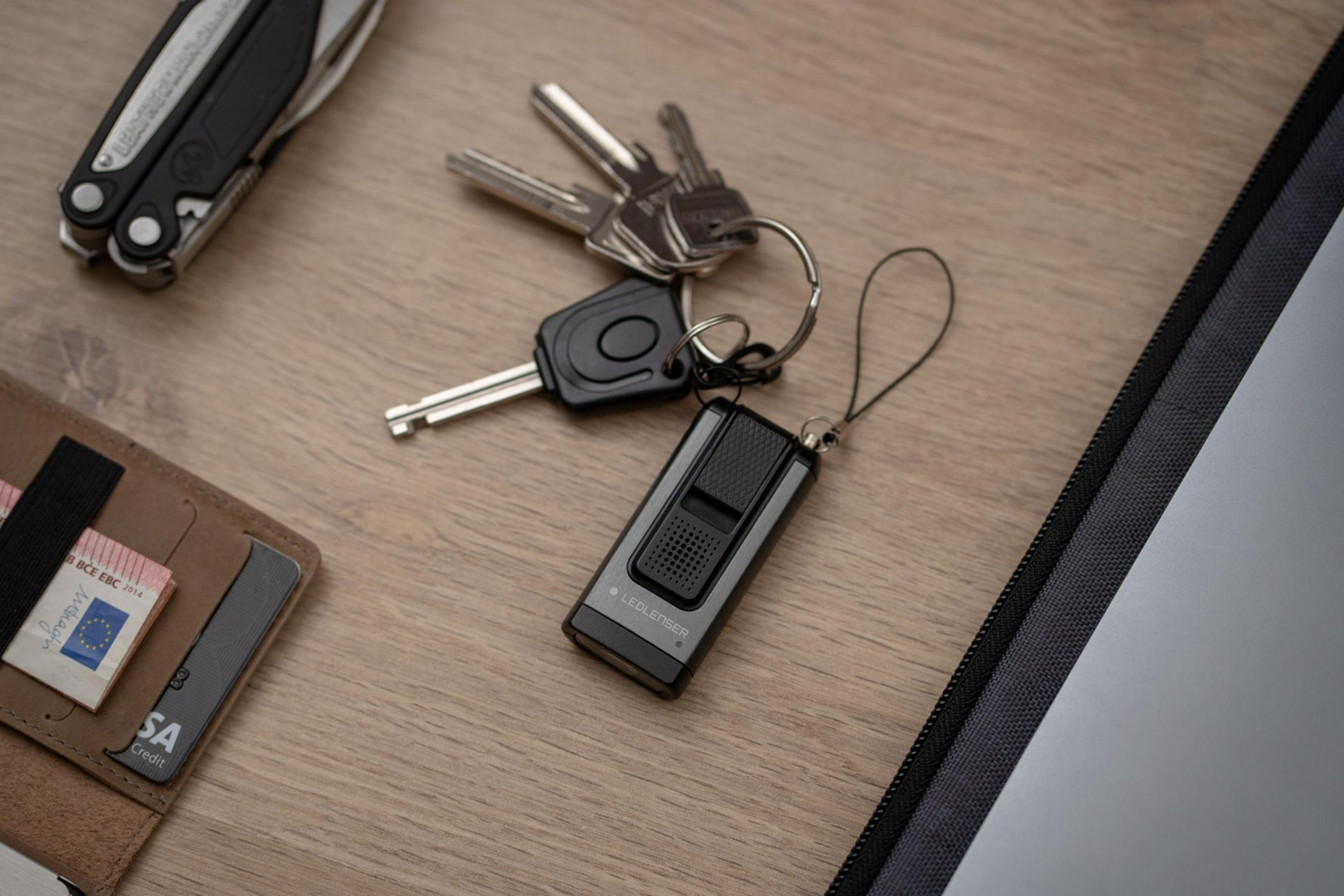 Brelok z narzędziem wielofunkcyjnym, portfel z pieniędzmi i kartami, i cienkie etui.