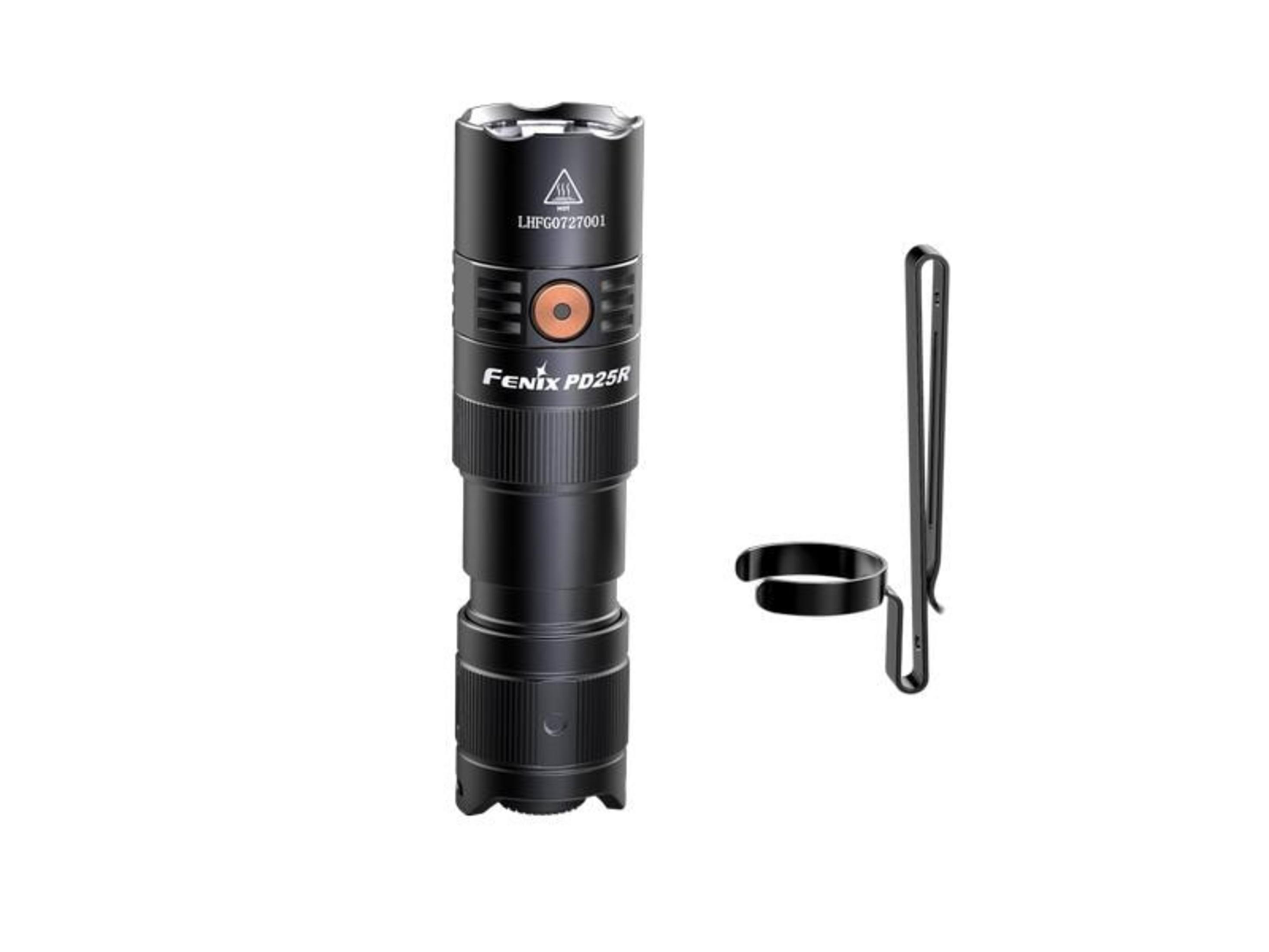 Schwarze Taschenlampe mit orangefarbenem Knopf und Holster auf weißem Hintergrund.