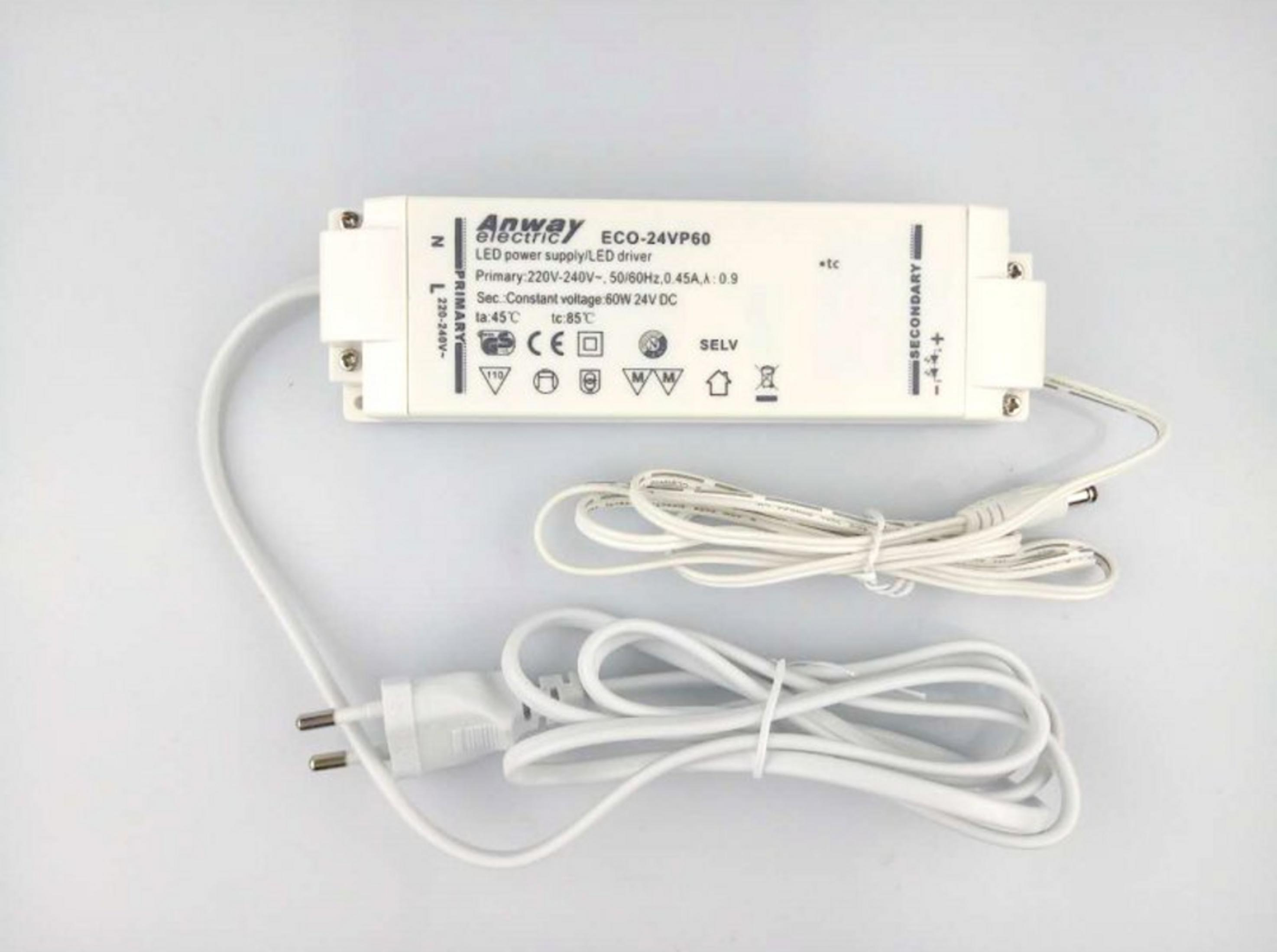 Ein weißer LED-Treiber mit Kabeln und Stecker auf weißem Hintergrund.