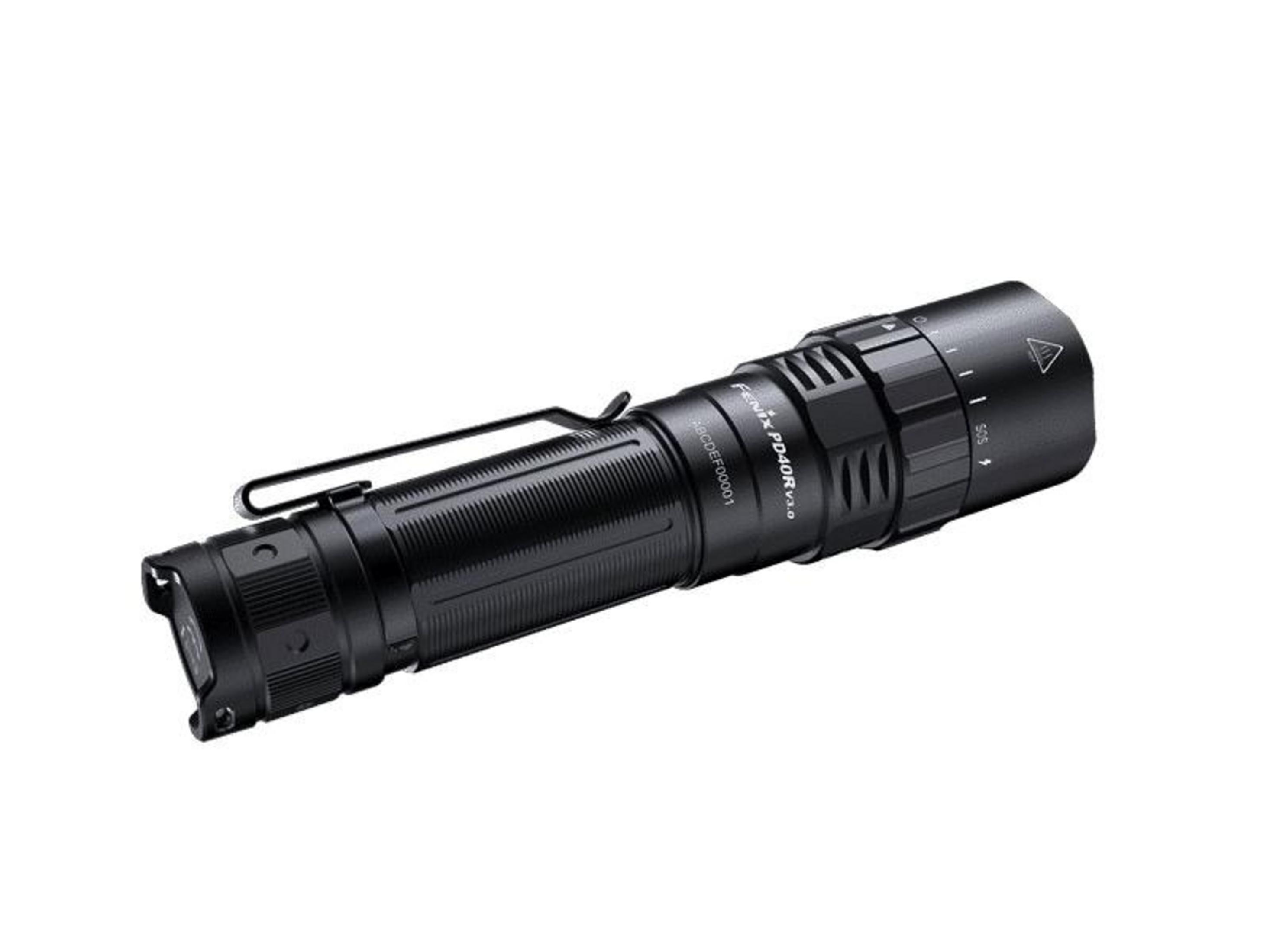 Une lampe torche tactique noire avec des nervures et un clip repose sur fond blanc.