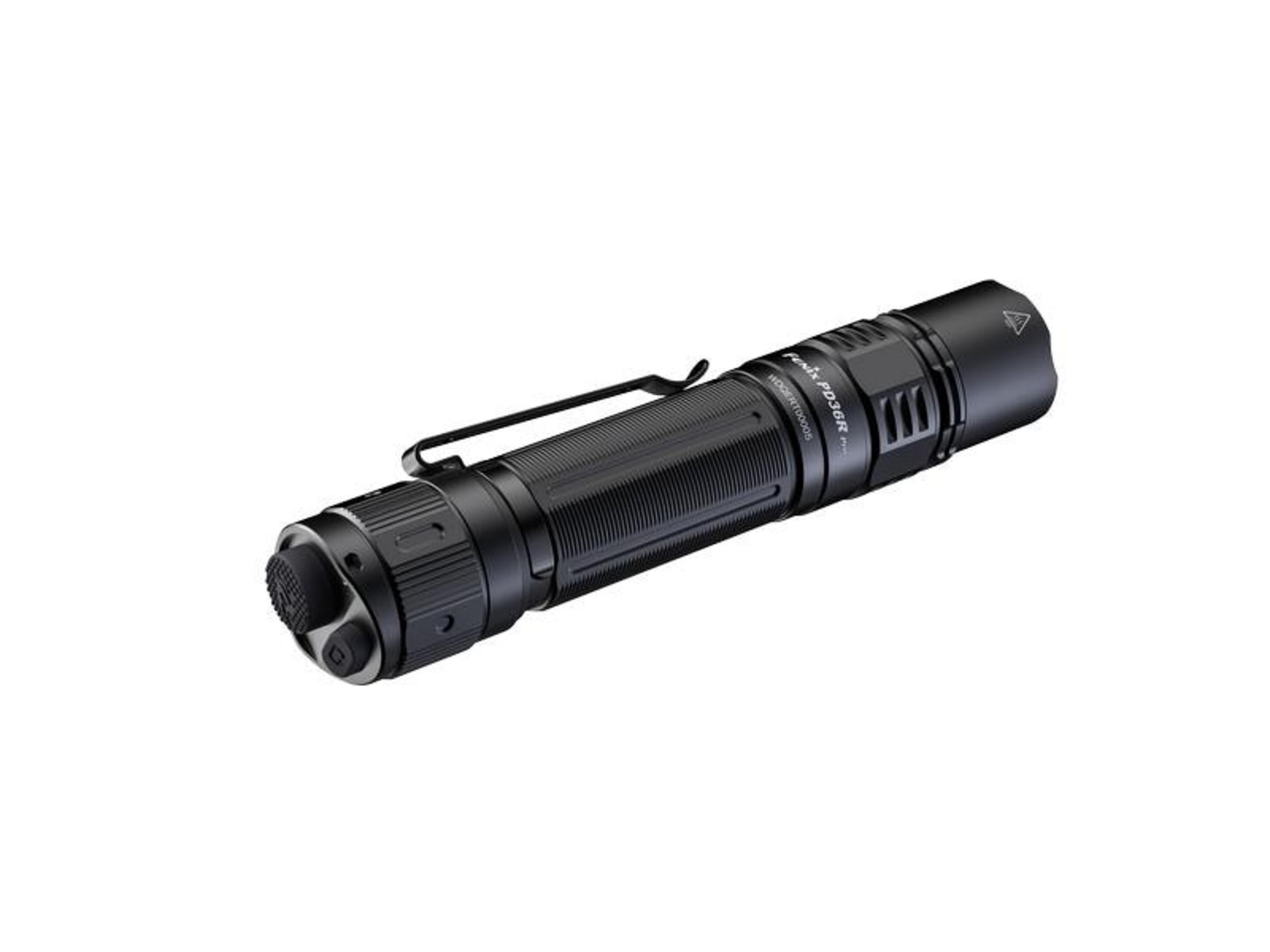 Une lampe torche noire avec grip texturé et clip repose sur fond blanc.