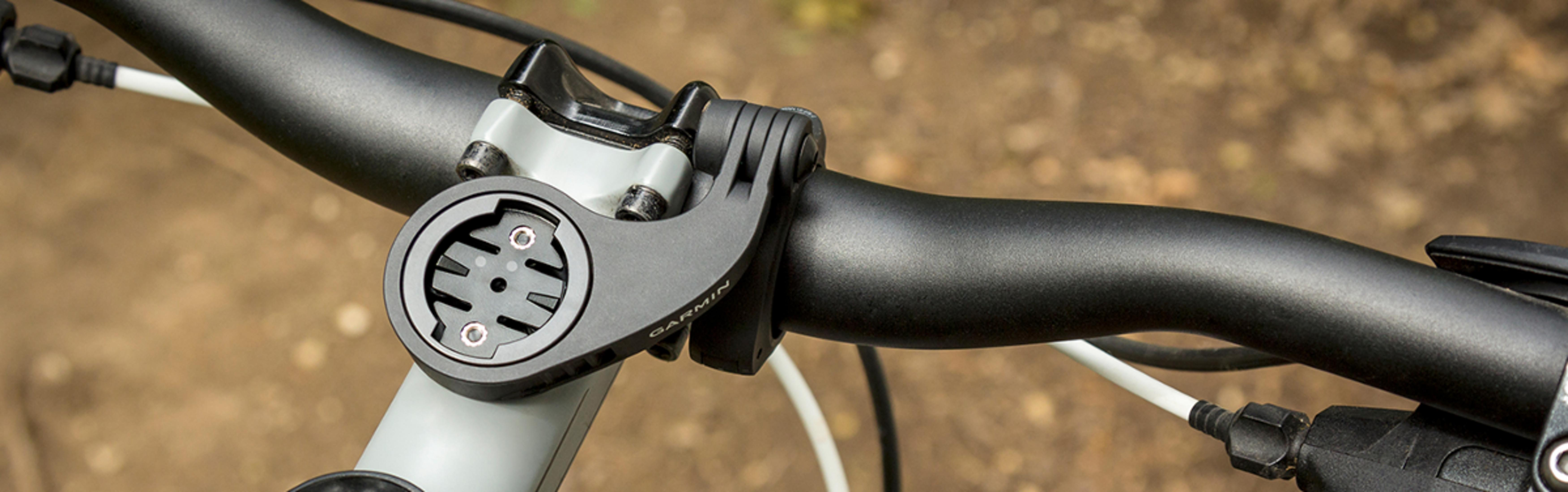 Ein schwarzer Fahrradcomputerhalter ist am Lenker befestigt.