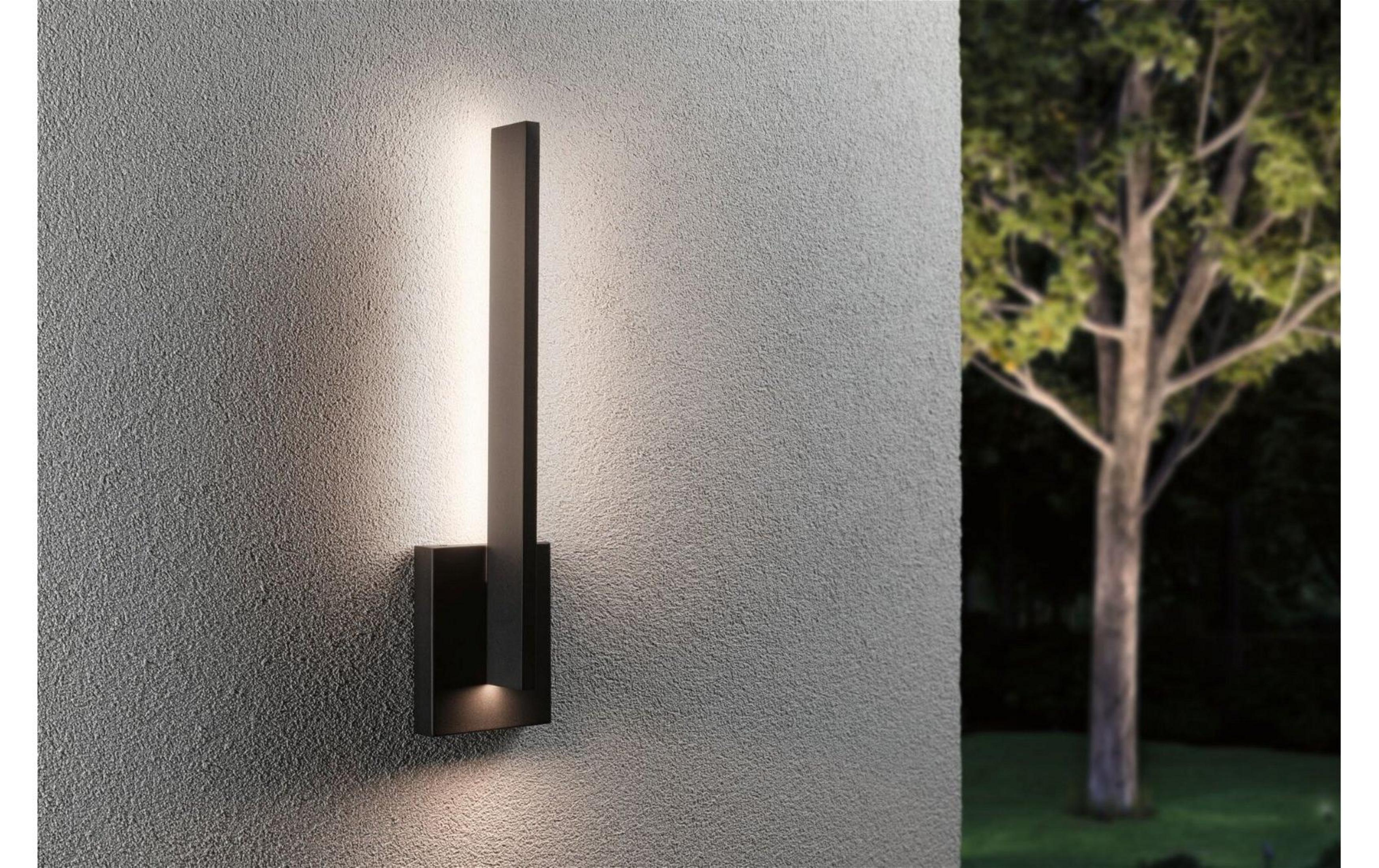 Nowoczesna czarna lampa ścienna z pionowym pasem świetlnym na tynku.