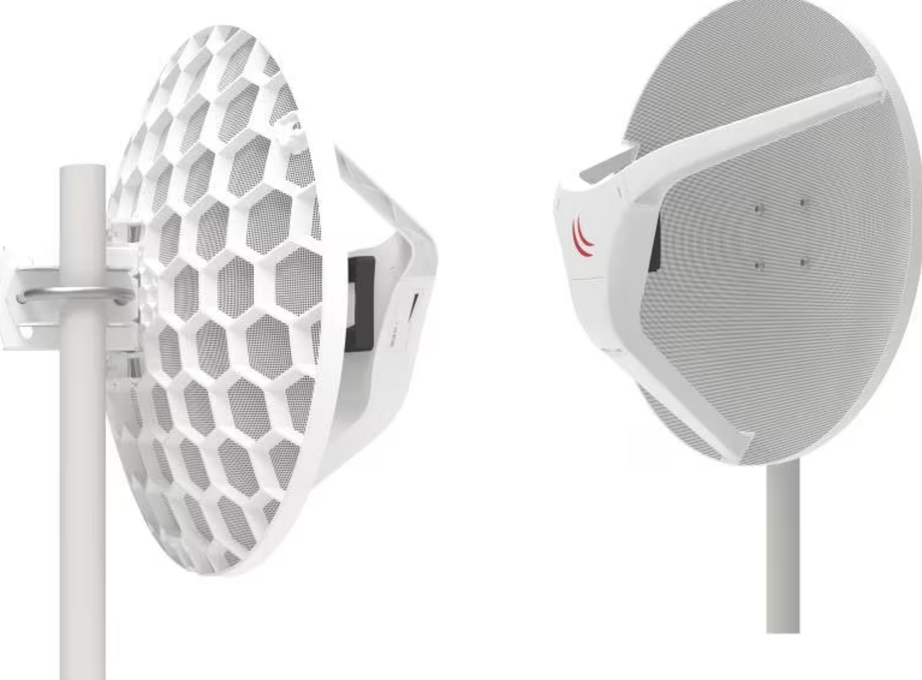 Twee witte richtantennes met honingraatpatroon en grijs gaas.