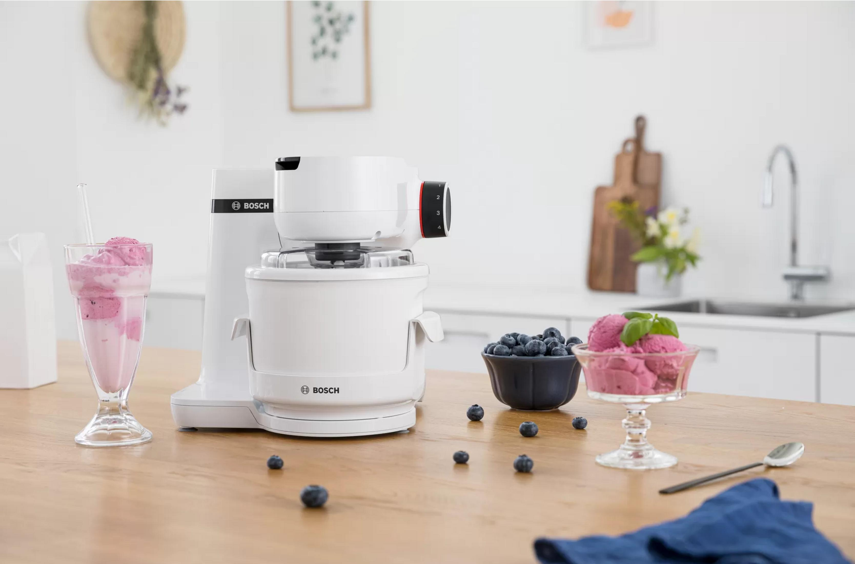 Ein weißer Bosch Küchenmixer mit Eiscreme, Blaubeeren und einem Milchshake.