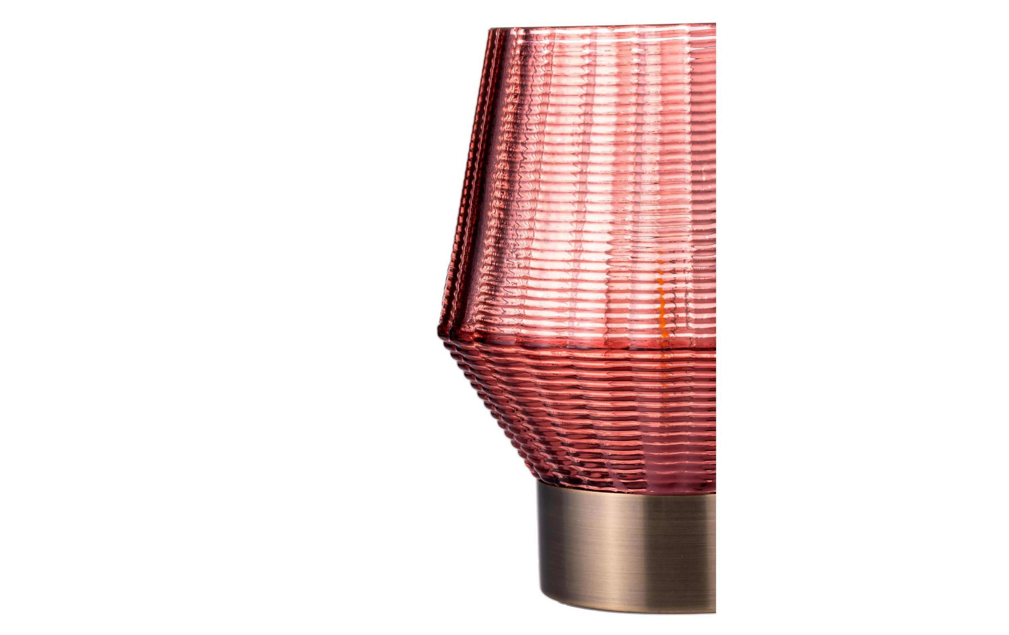 Ein rotes Glasobjekt mit horizontalen Rillen und einem bronzefarbenen Sockel.