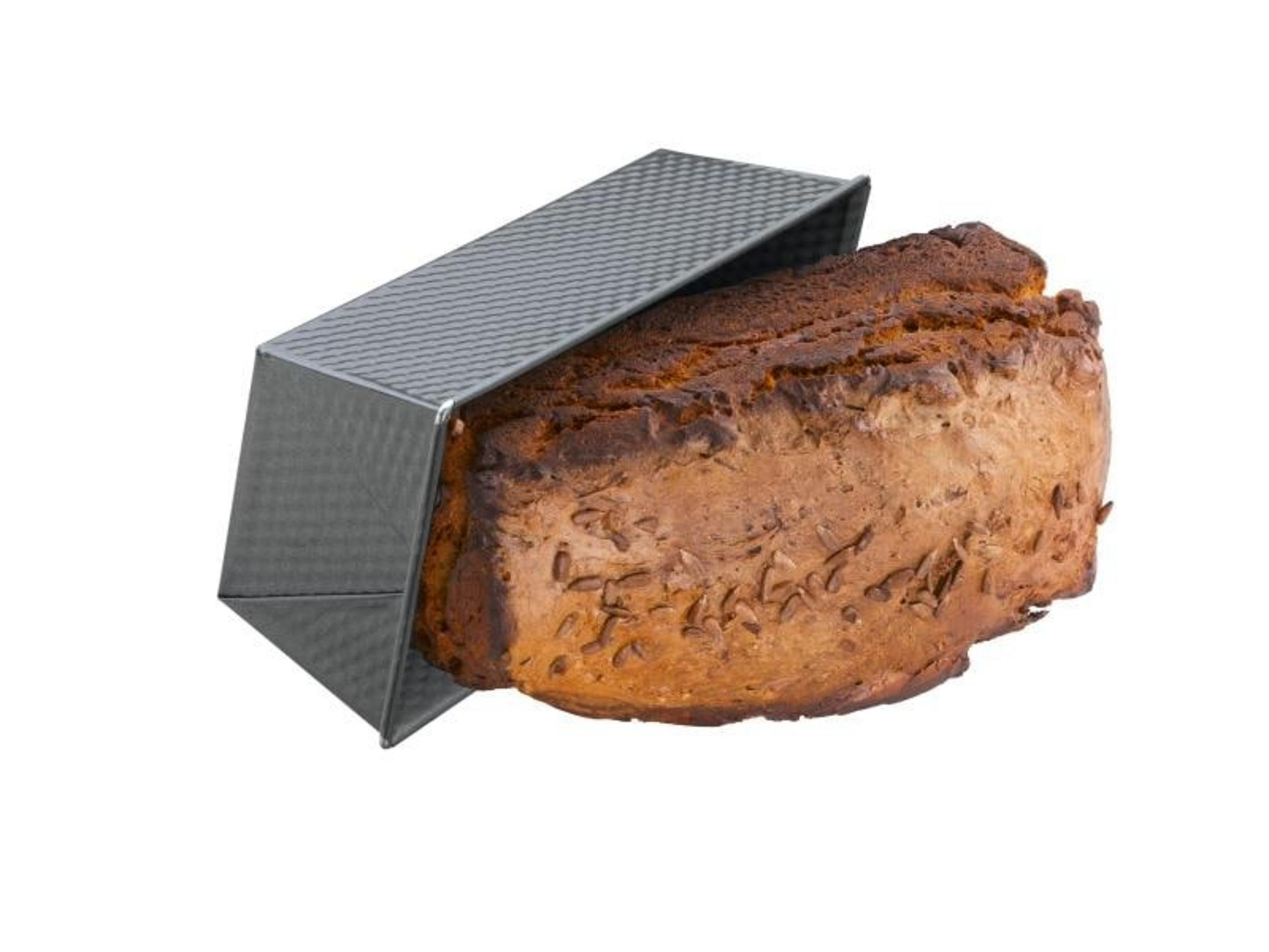 Ein goldbraunes Brot mit Sonnenblumenkernen in einer metallenen Kastenform.