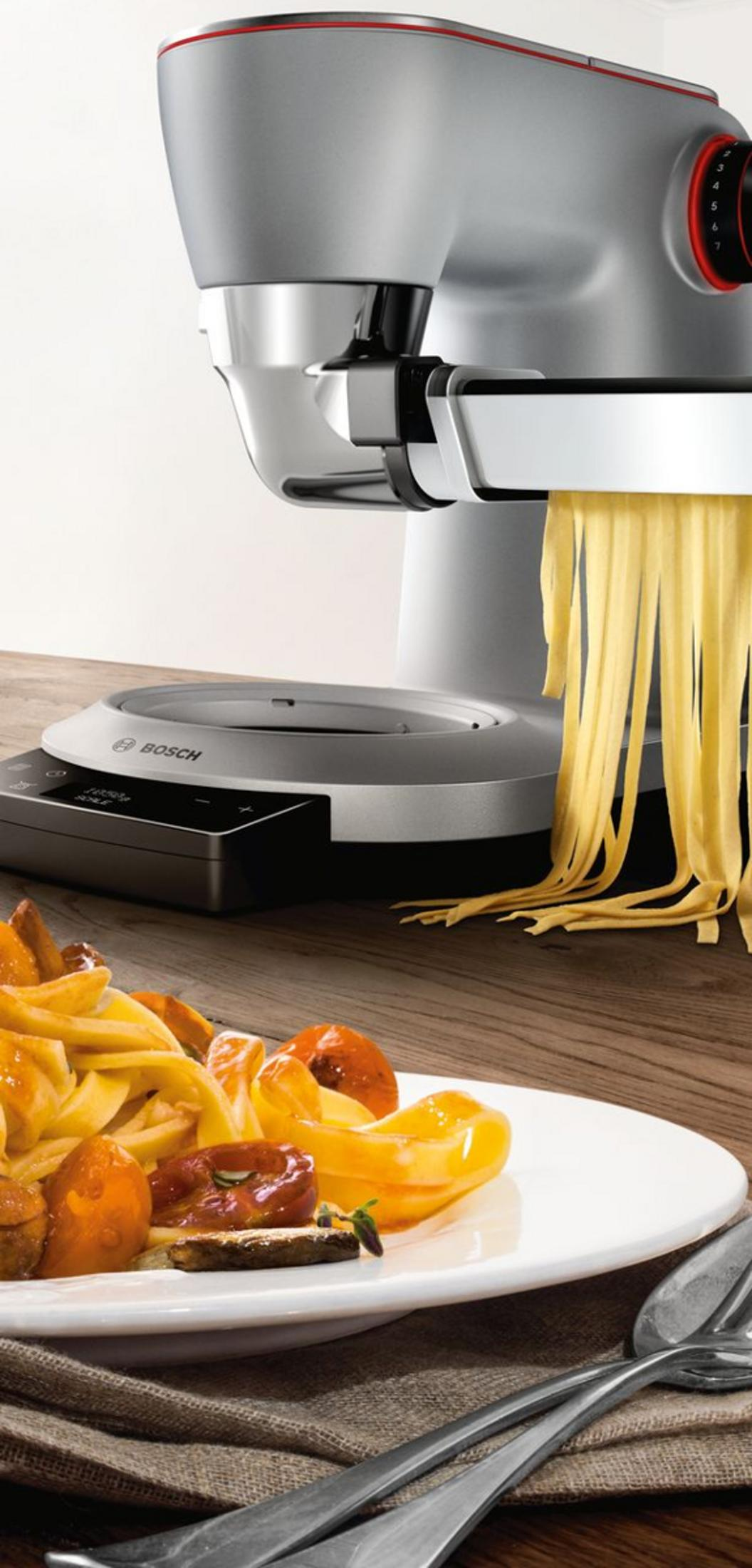 Robot kuchenny robi świeży makaron, podany z daniem na talerzu.