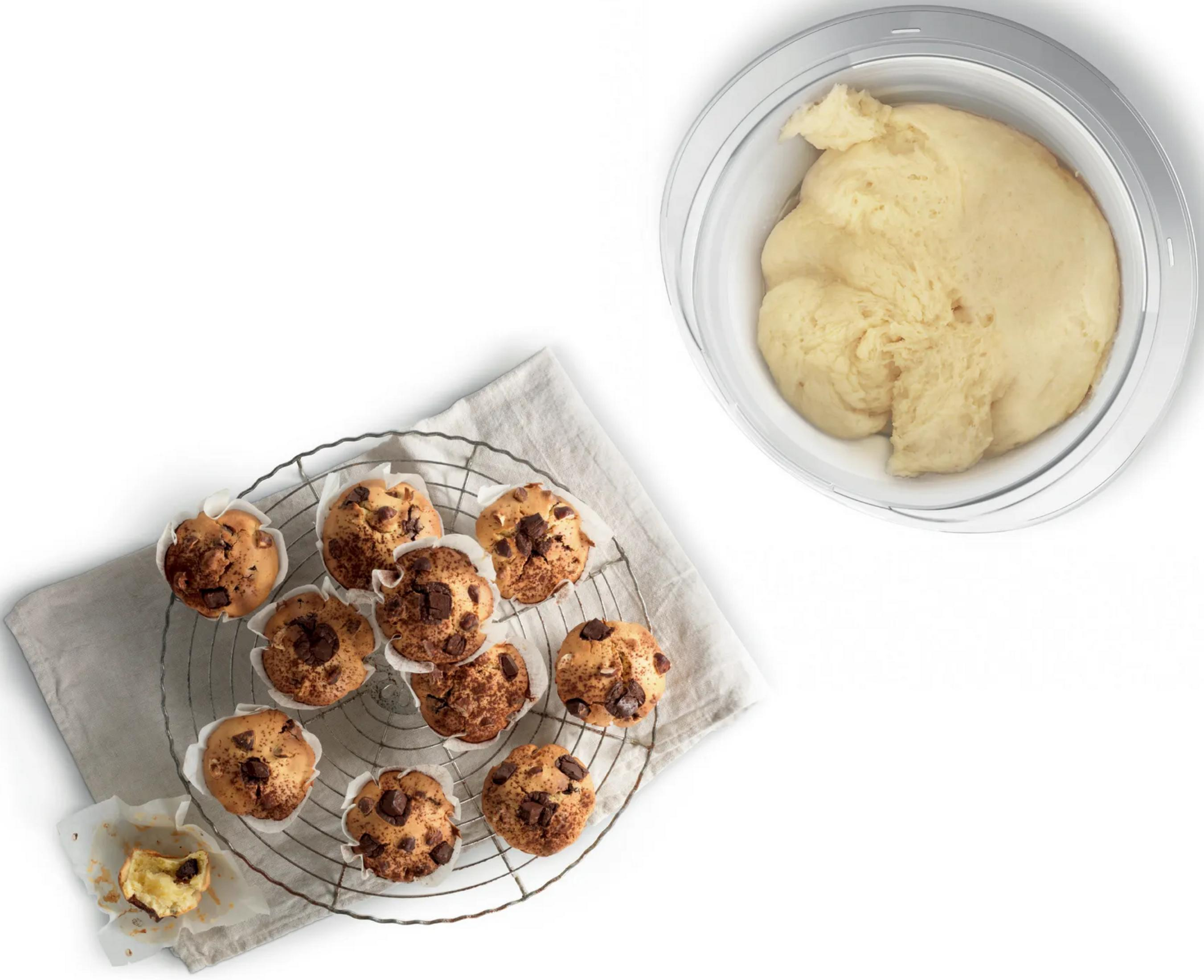 Schokoladen-Muffins auf einem Gitter und Teig in einer Schüssel.