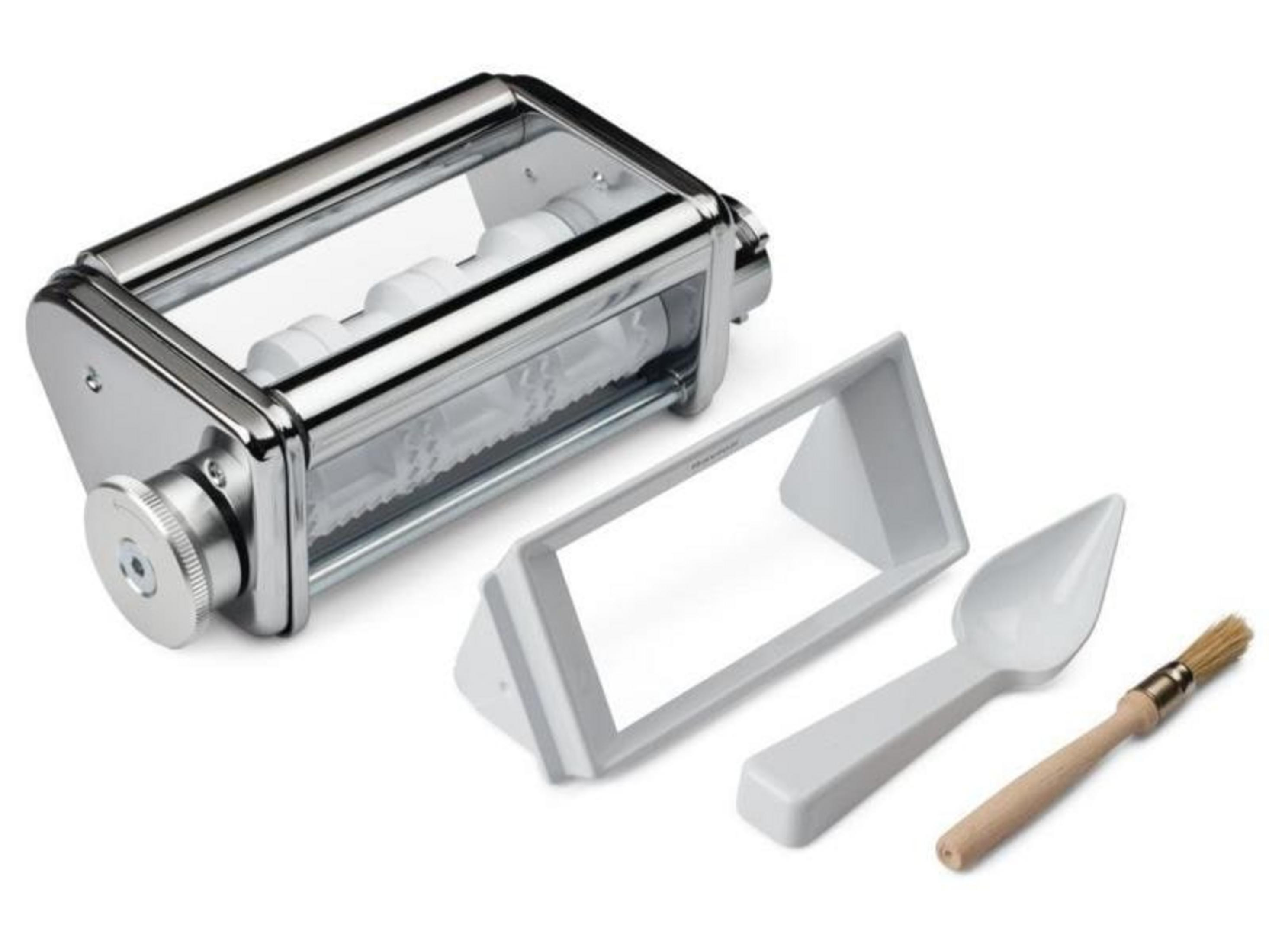 Srebrna maszynka do makaronu z białymi wałkami, ramką i łyżką.