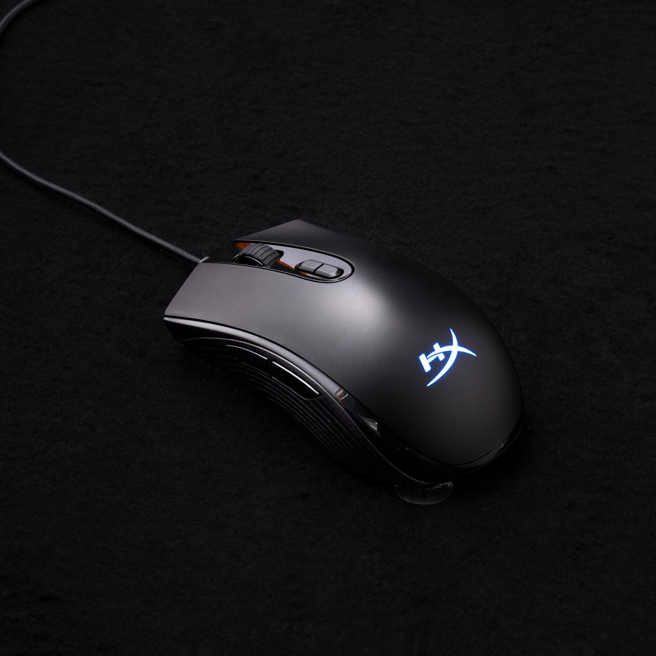Zwarte gamingmuis met verlicht logo op zwarte achtergrond.