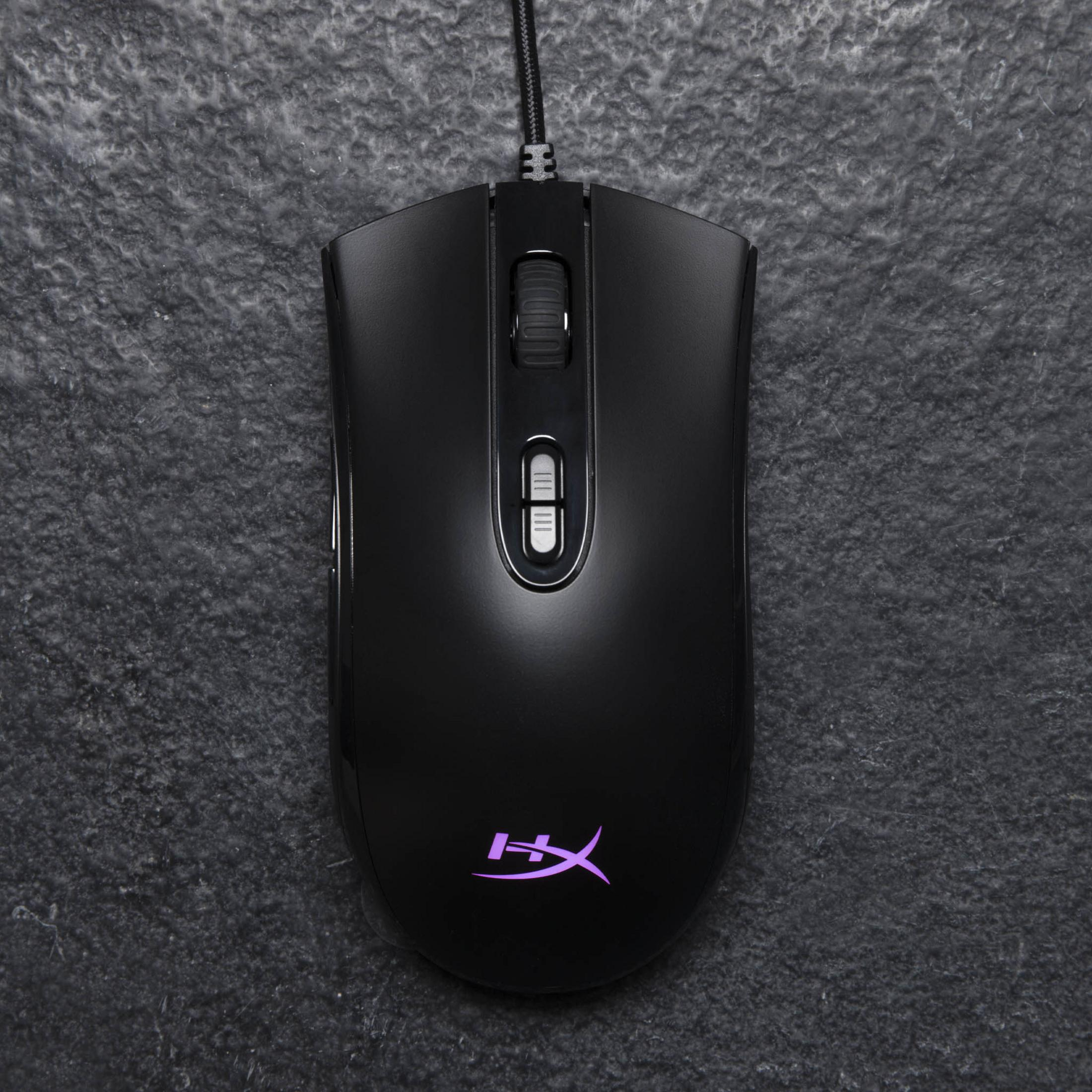 Zwarte gamingmuis met paars logo op grijs stenen oppervlak.