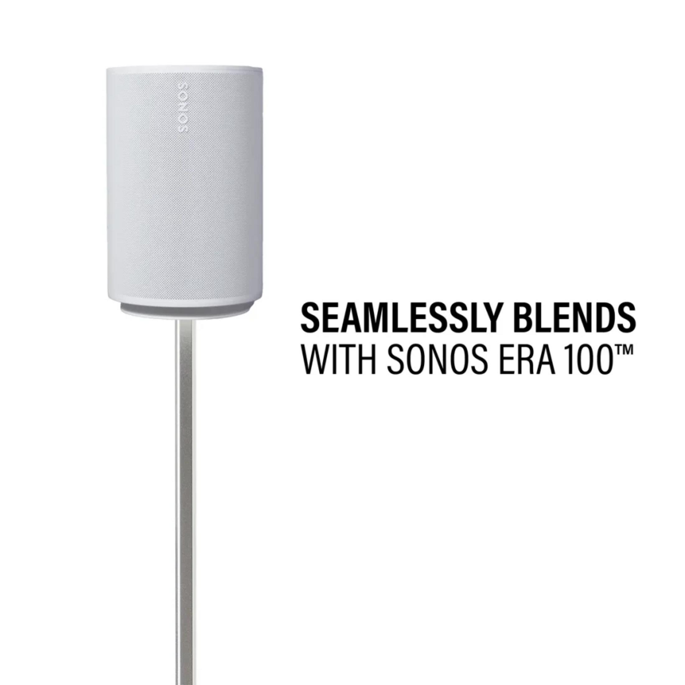 Een witte Sonos speaker op een zilveren standaard.