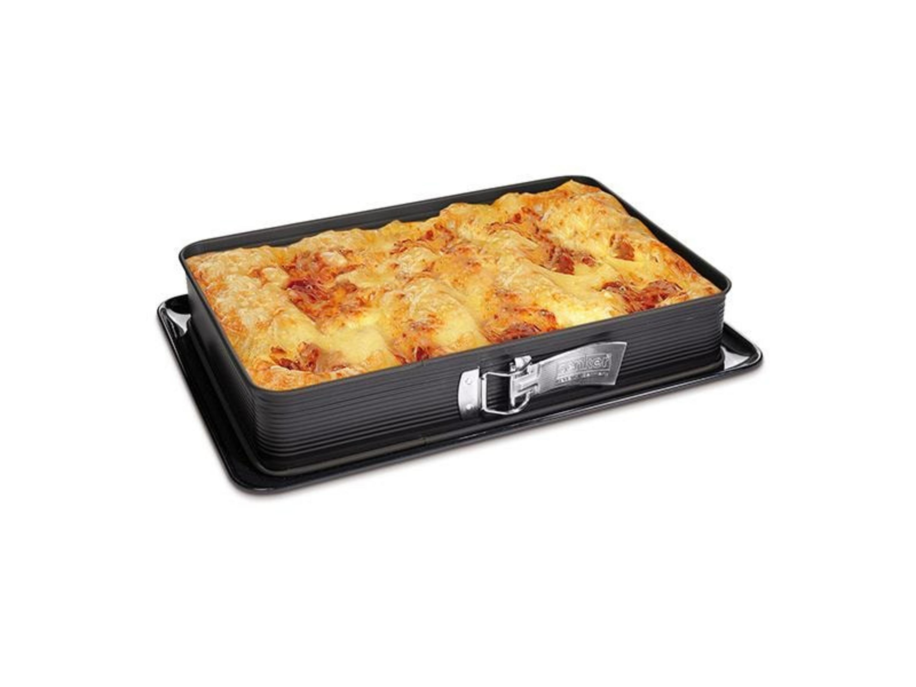 Eine rechteckige Lasagne mit geschmolzenem Käse in einer schwarzen Springform.