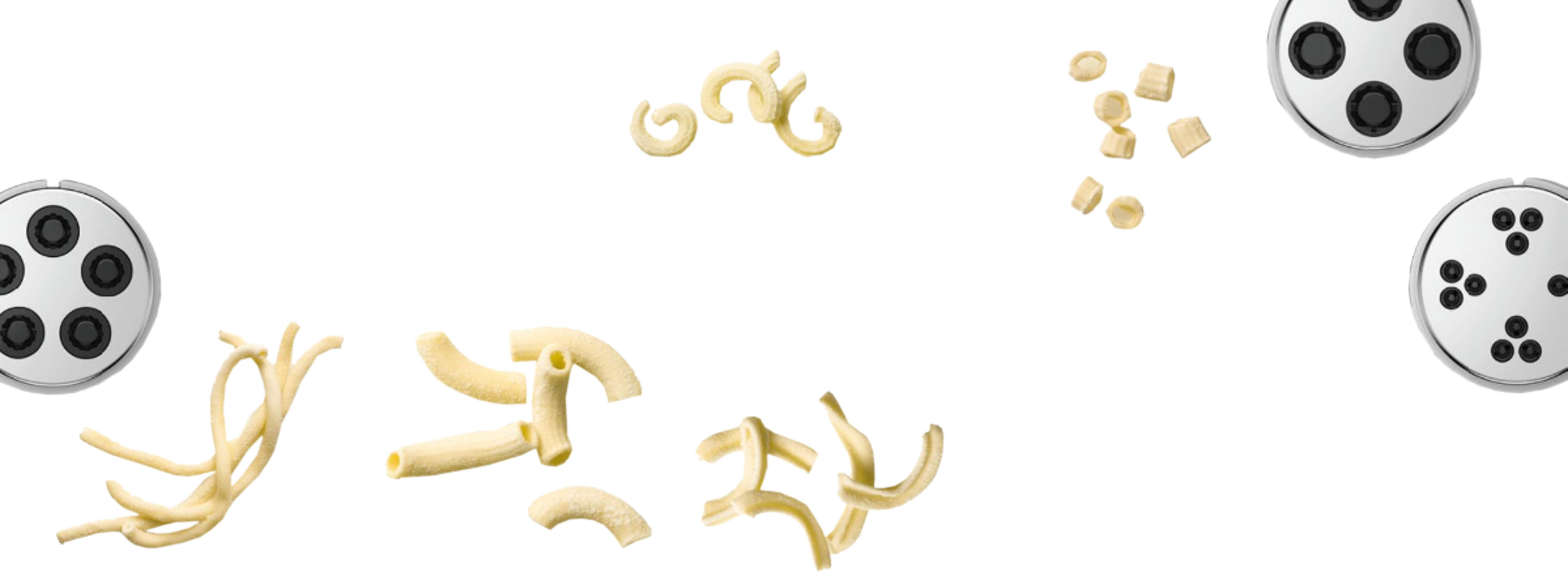 Accesorios para pasta con varias formas de pasta sobre fondo blanco.