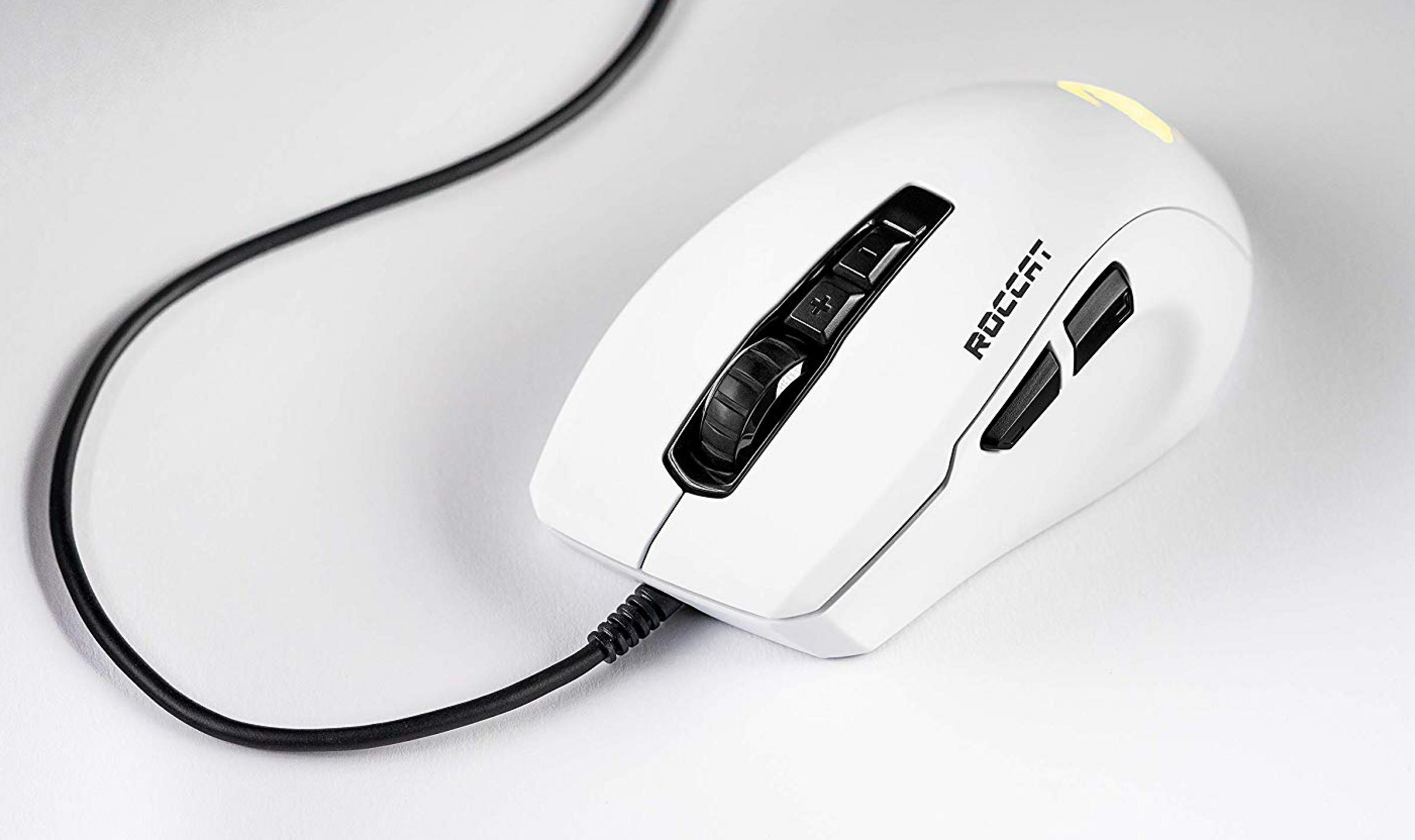 Biała mysz gamingowa Roccat z czarnym kablem na białym tle.