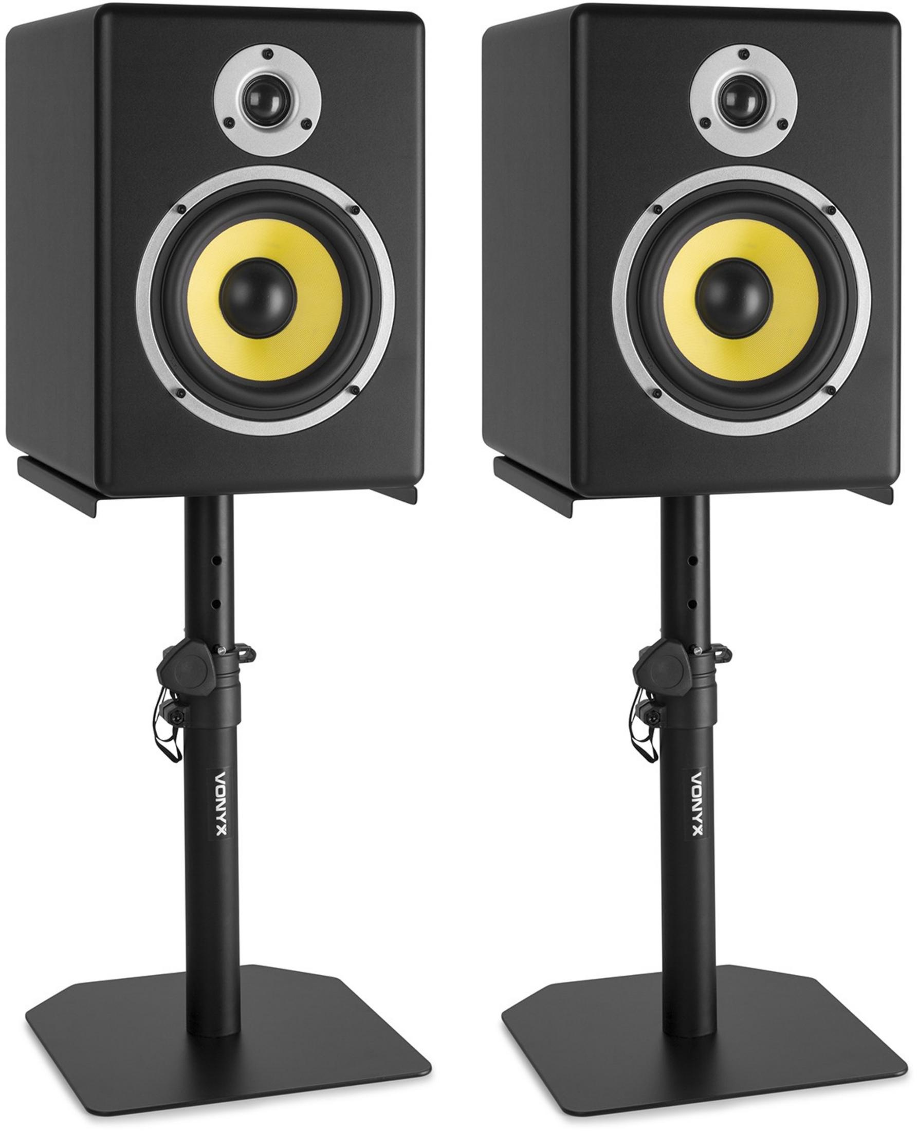 Dos altavoces negros con conos amarillos sobre soportes.