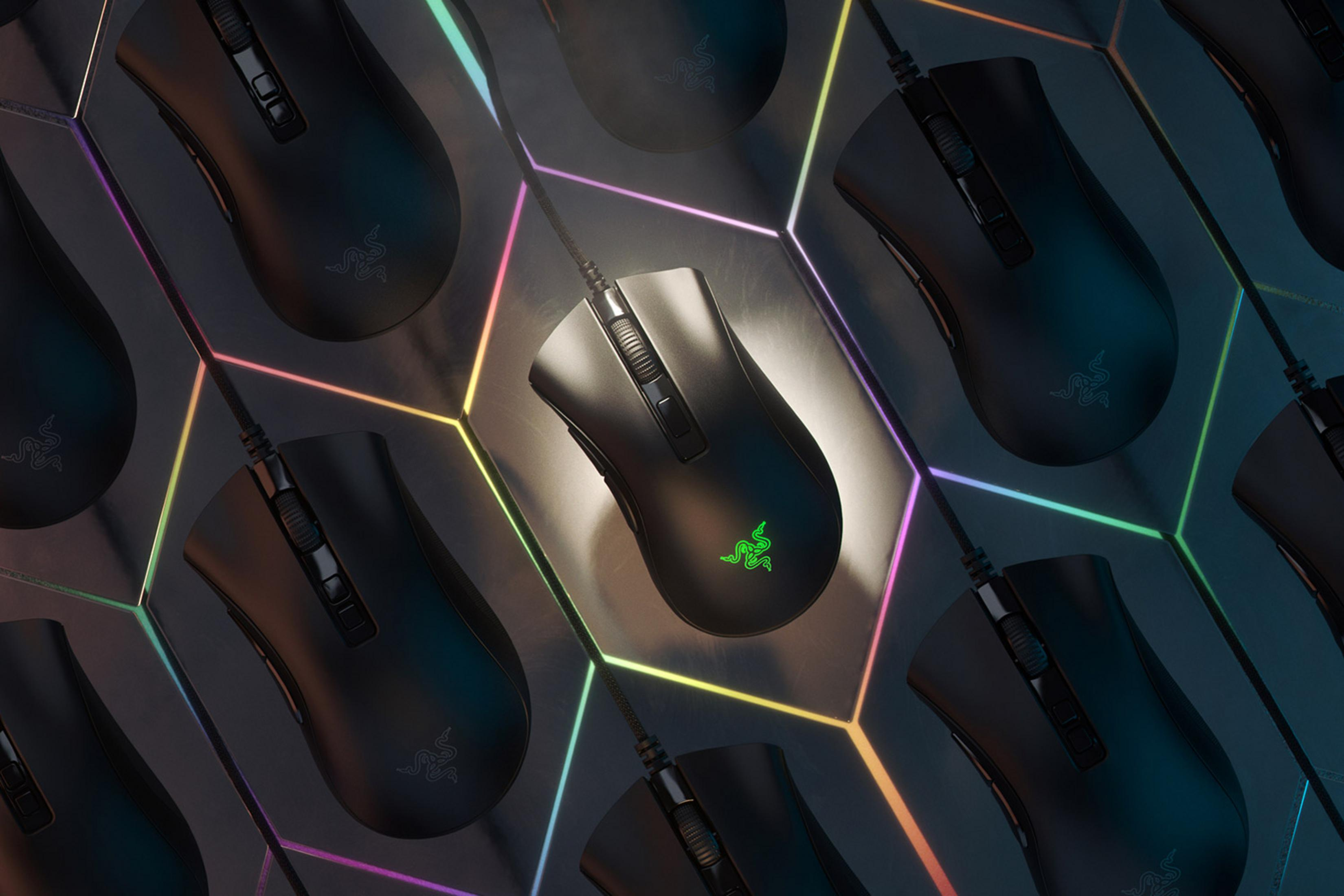 Schwarze Gaming-Mäuse mit RGB-Beleuchtung auf einer geometrischen Fläche.
