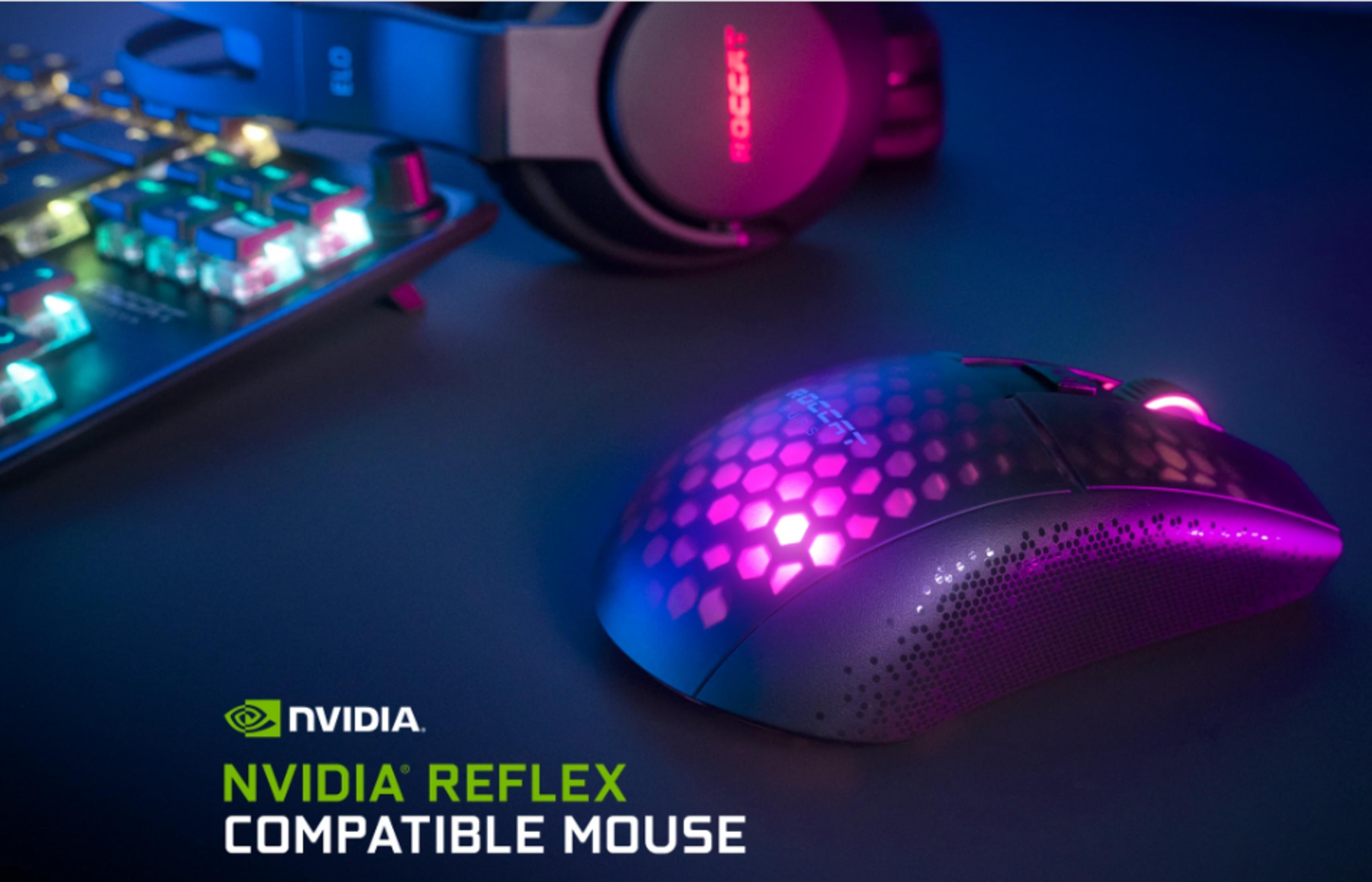 Mysz gamingowa z podświetleniem RGB, klawiatura i słuchawki w ciemności.