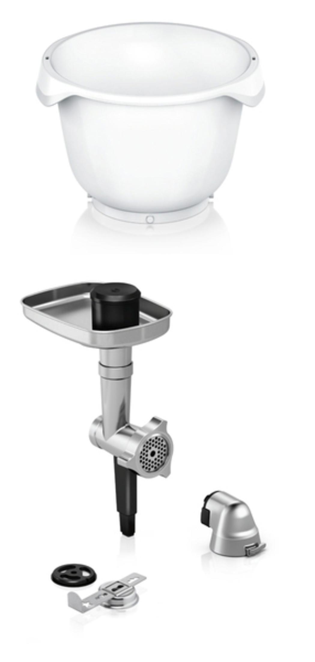Accesorio de bol blanco sobre piezas de picadora, disco y protector.