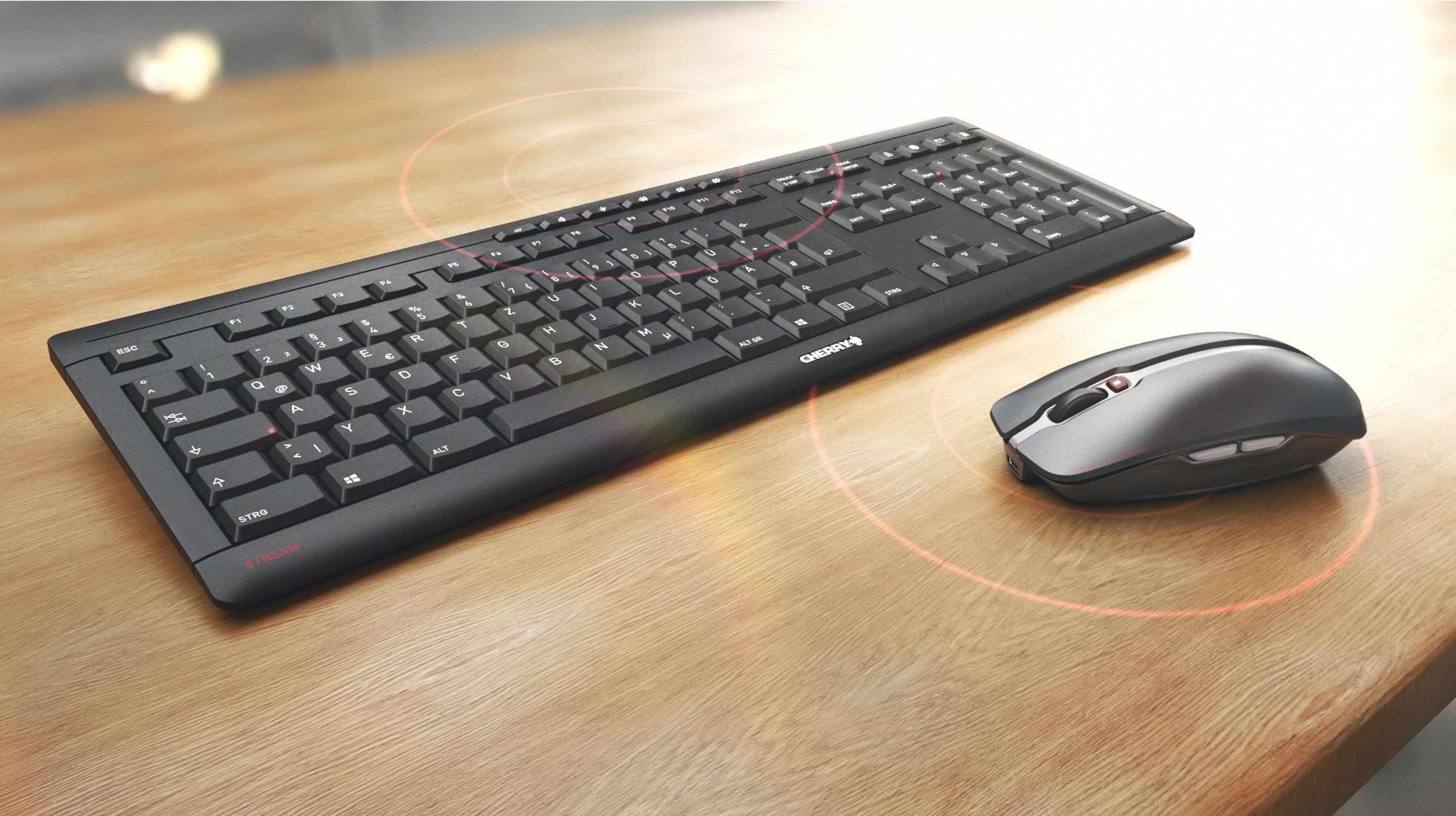 Czarny zestaw klawiatury i myszy Cherry na drewnianym biurku.