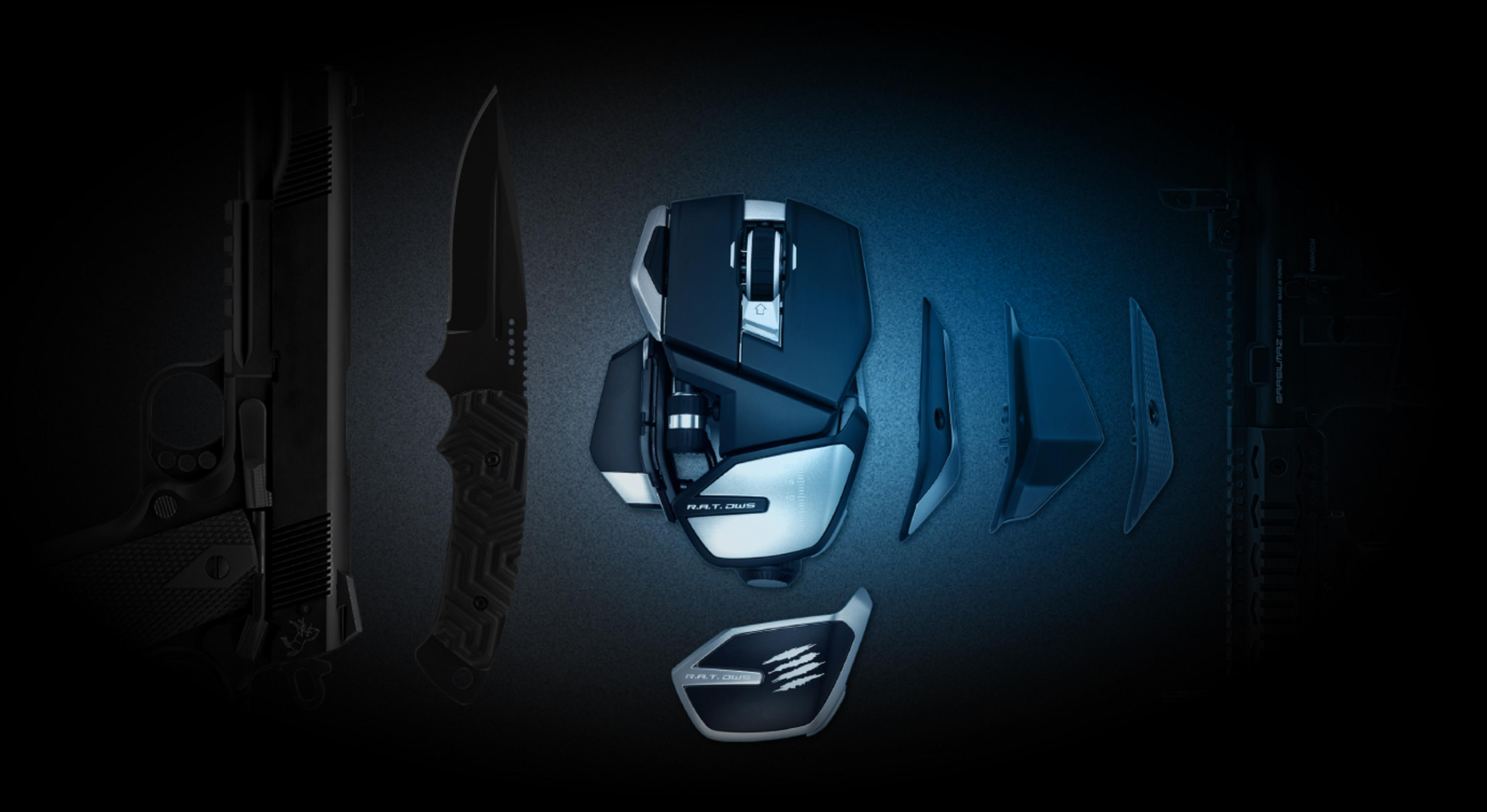 Mysz gamingowa, nóż, pistolet i części karabinu na ciemnym tle.