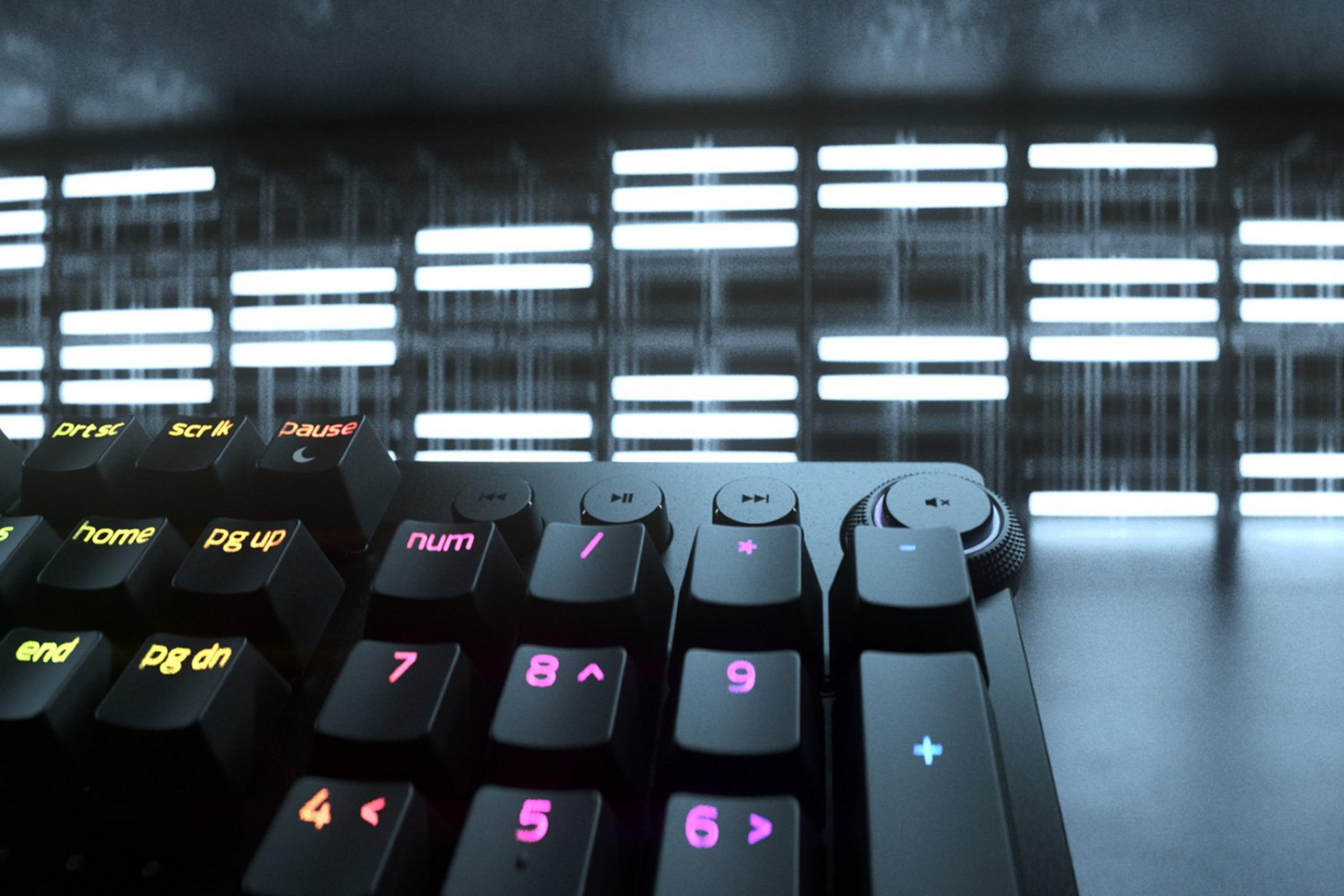 Eine Nahaufnahme einer beleuchteten Tastatur mit einer Reihe von Lichtern im Hintergrund.