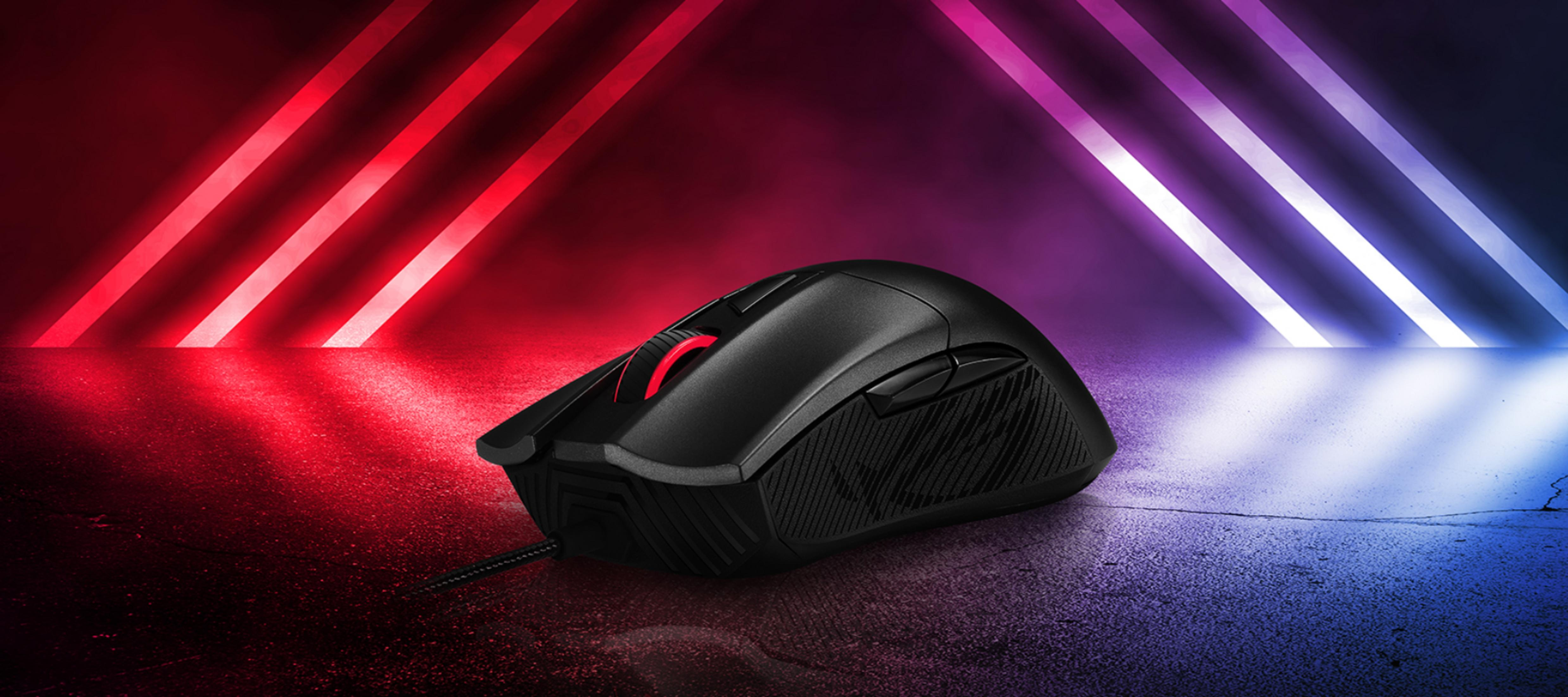 Czarna mysz gamingowa z czerwonym światłem, na podłodze z czerwono-niebieskimi pasami światła.
