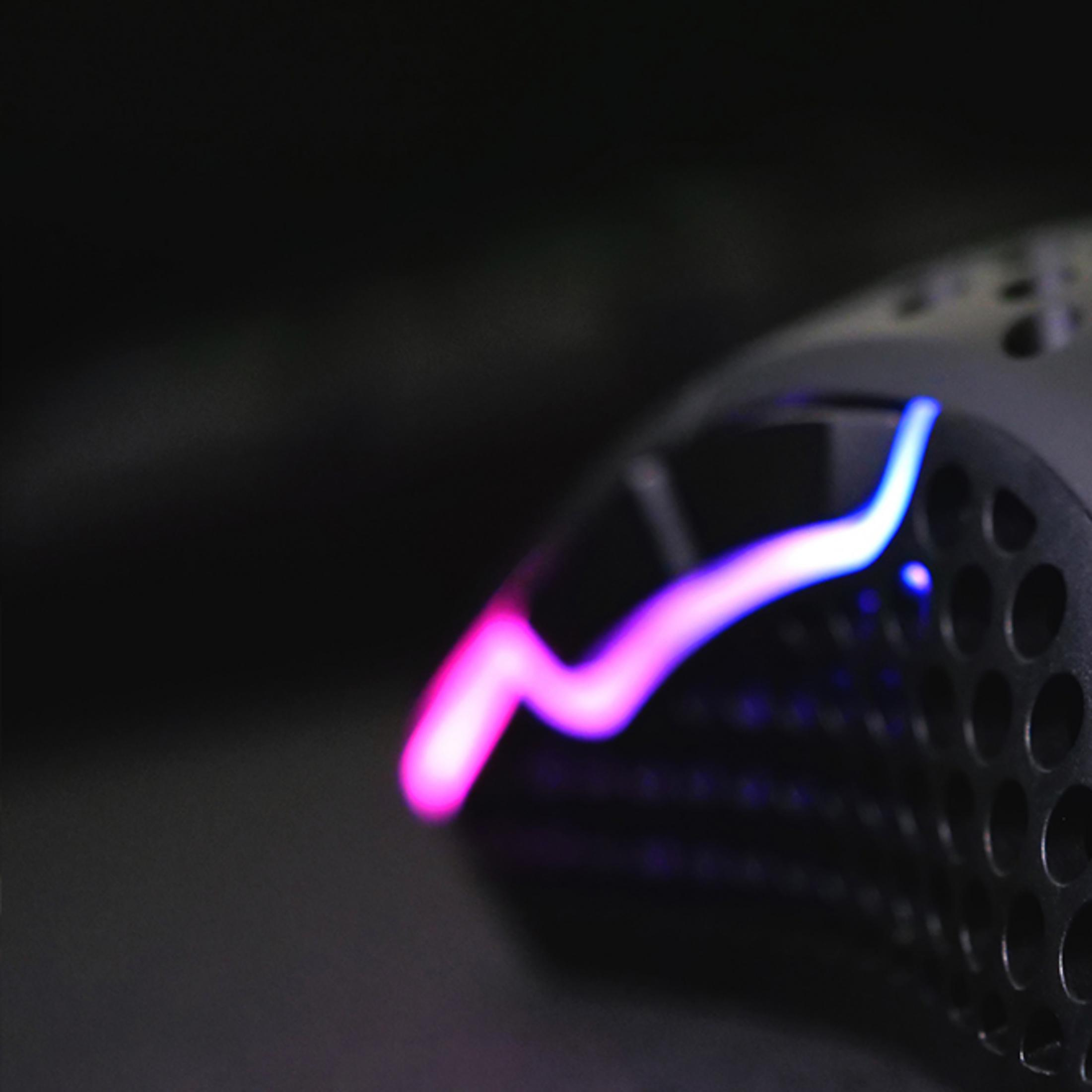 Un primo piano di un mouse per computer nero con luci rosa e blu luminose.