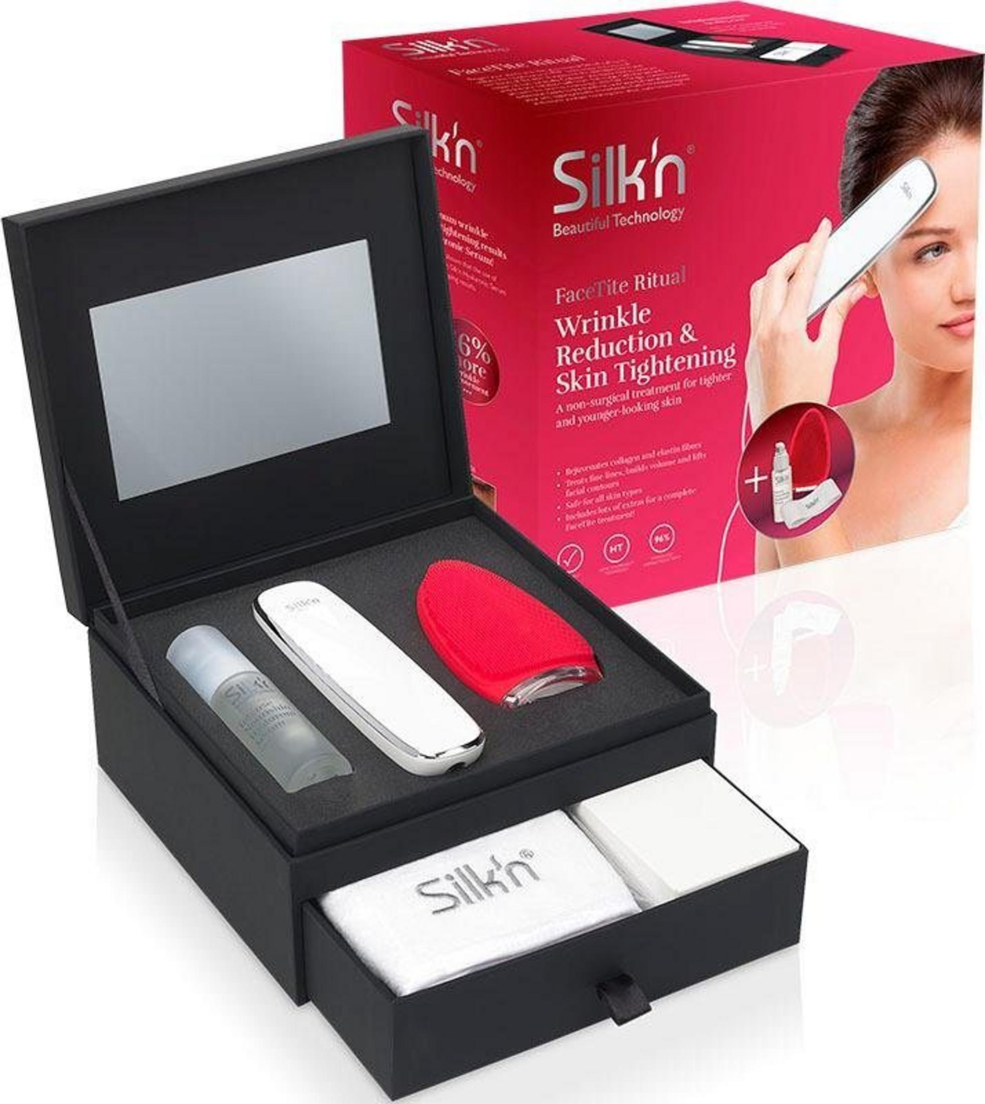 Eine schwarze Box öffnet sich und enthüllt ein Silk'n Hautstraffungsset mit Geräten und Serum.