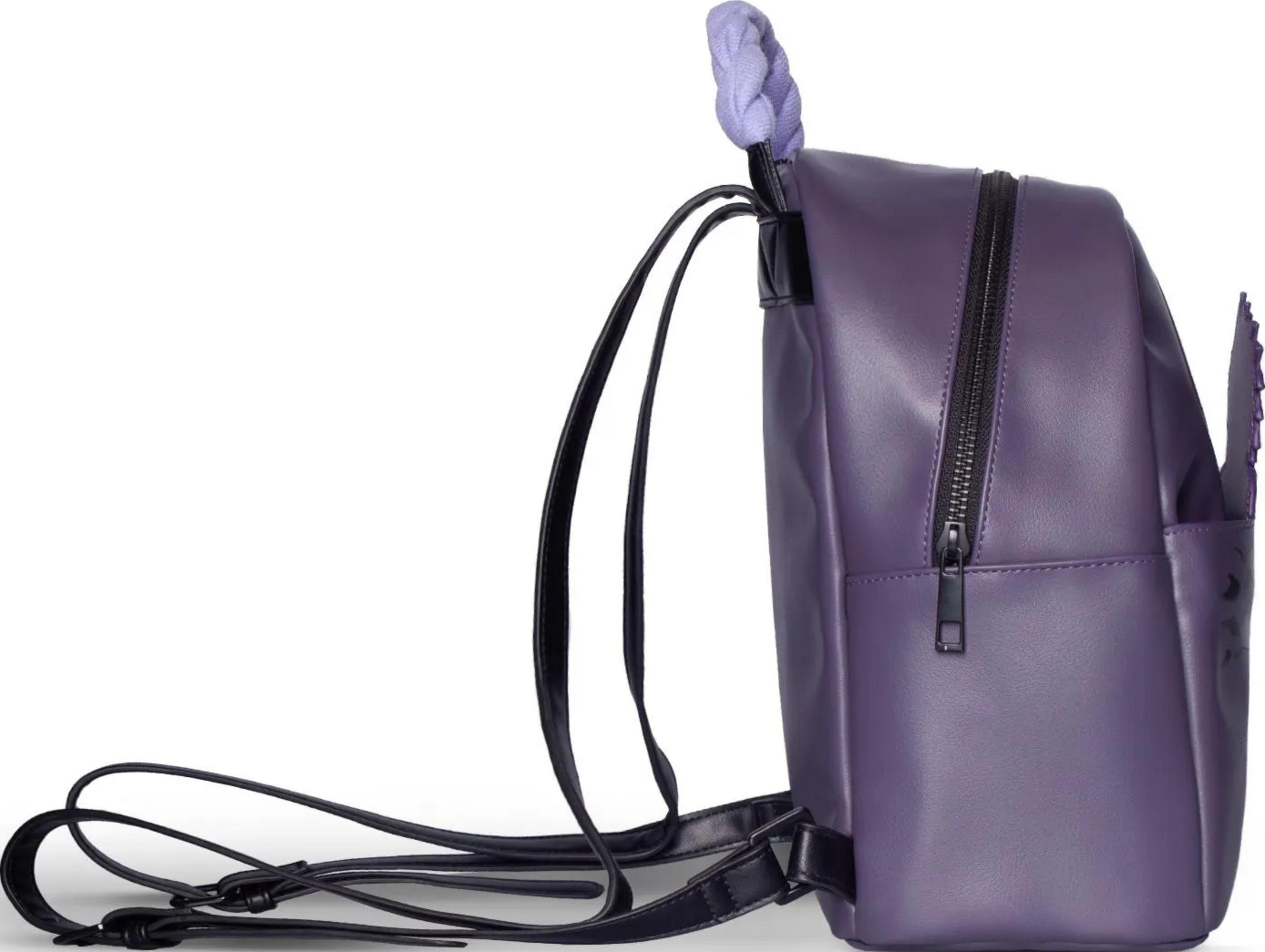 Lila Rucksack mit Reißverschluss und Schultergurten auf weißem Hintergrund.