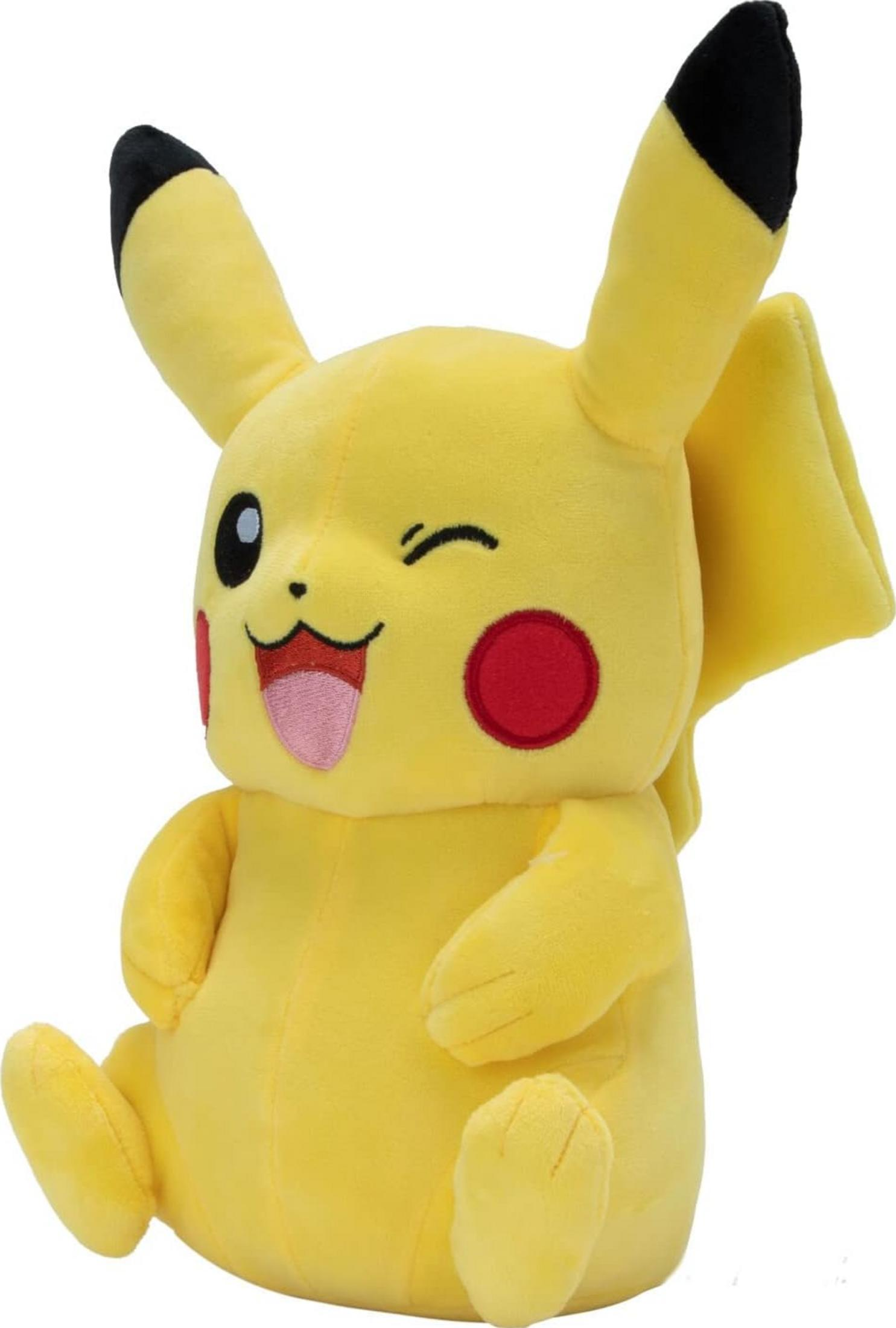 Ein gelbes Pikachu-Plüschtier sitzt, das linke Auge ist geschlossen, die Zunge hängt heraus.