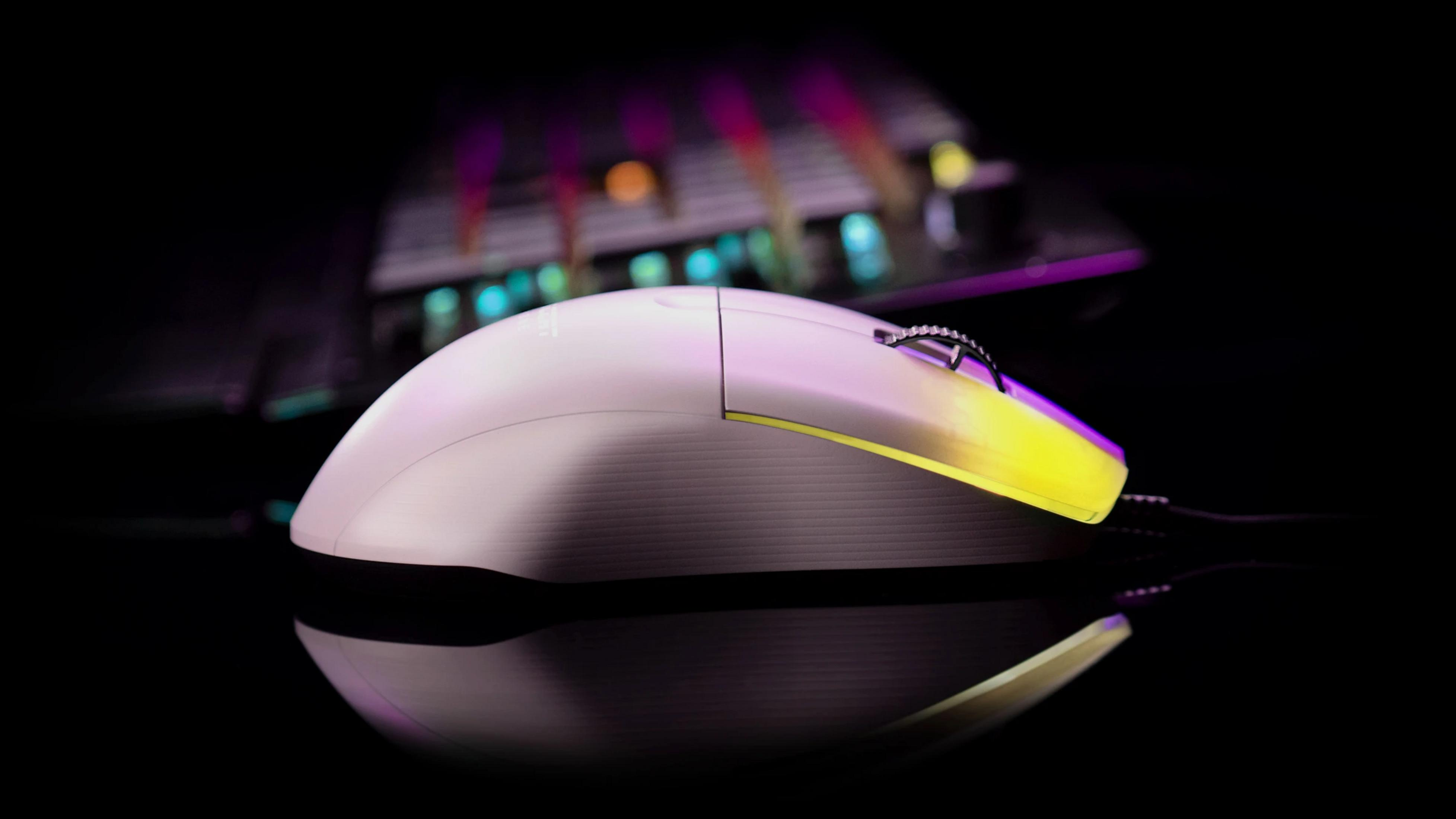 Un ratón gaming blanco con luz amarilla, reflejado en superficie de espejo.