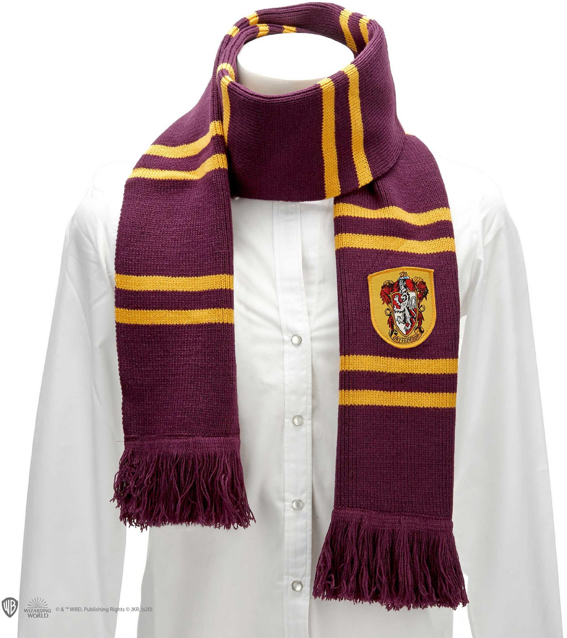 Ein weinroter Schal mit gelben Streifen und einem Gryffindor-Wappen auf einem weißen Hemd.
