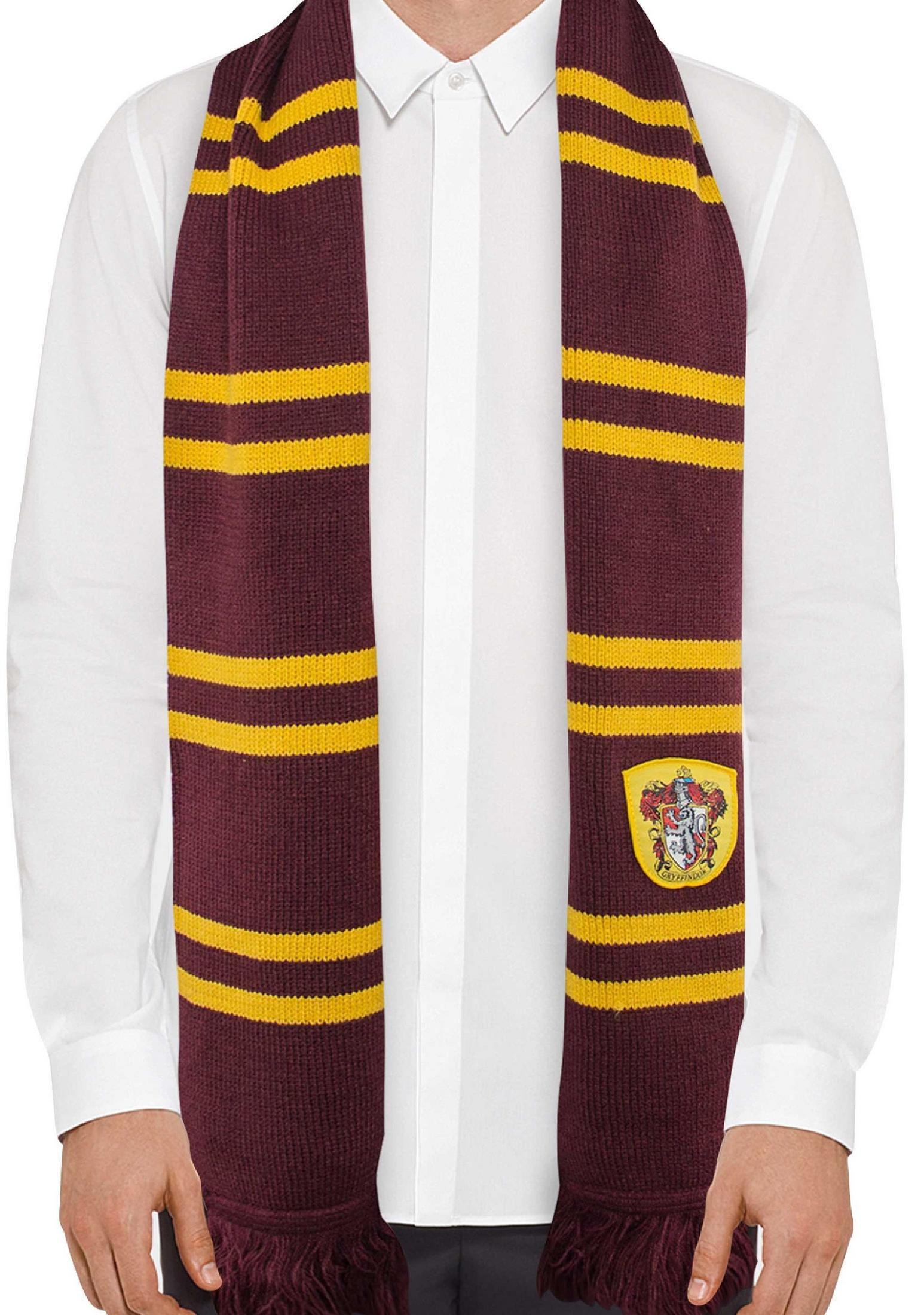Ein Mann trägt einen weinroten Schal mit gelben Streifen und dem Gryffindor-Wappen.