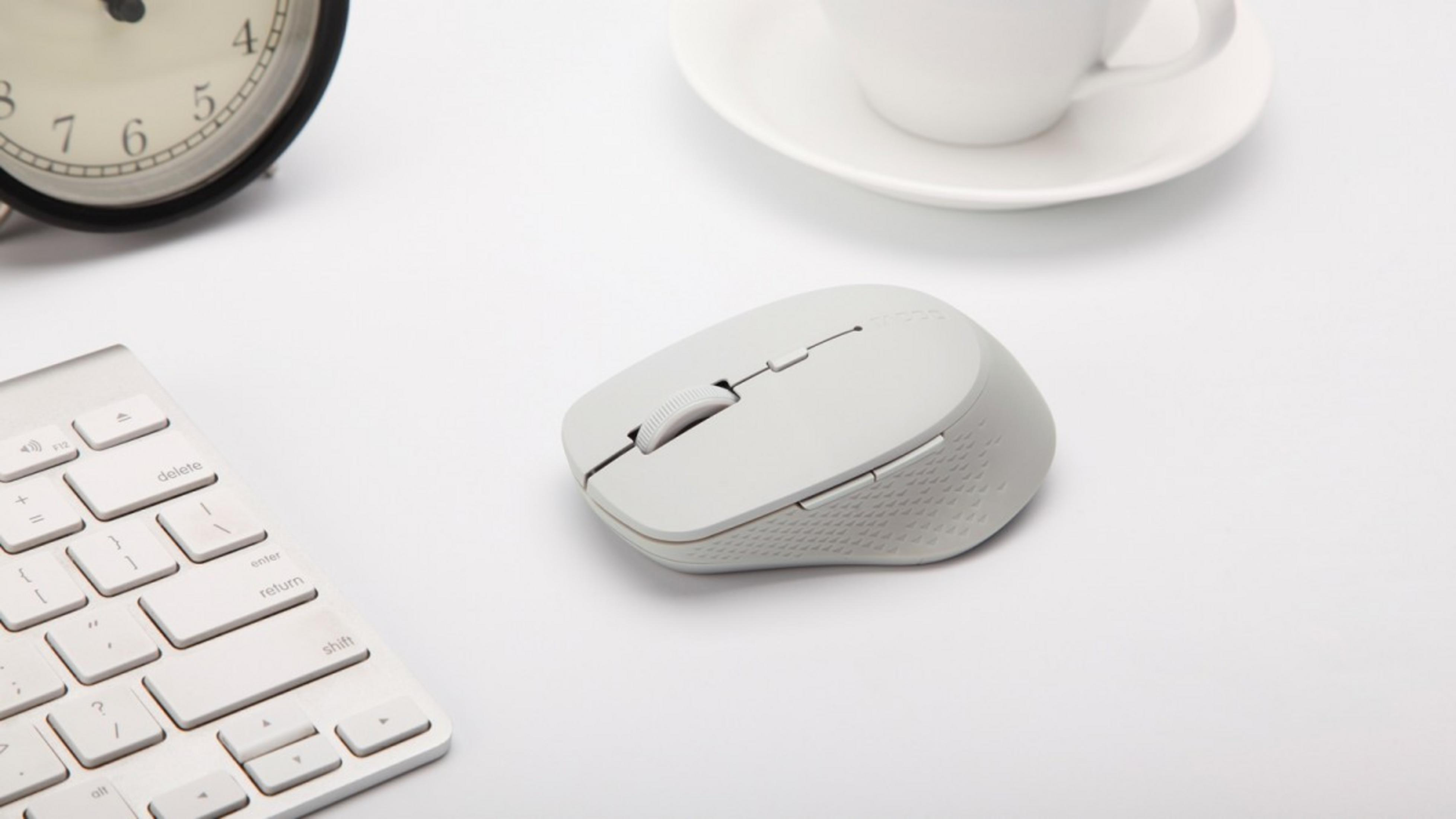 Szara mysz komputerowa, klawiatura, zegar i filiżanka na białym tle.