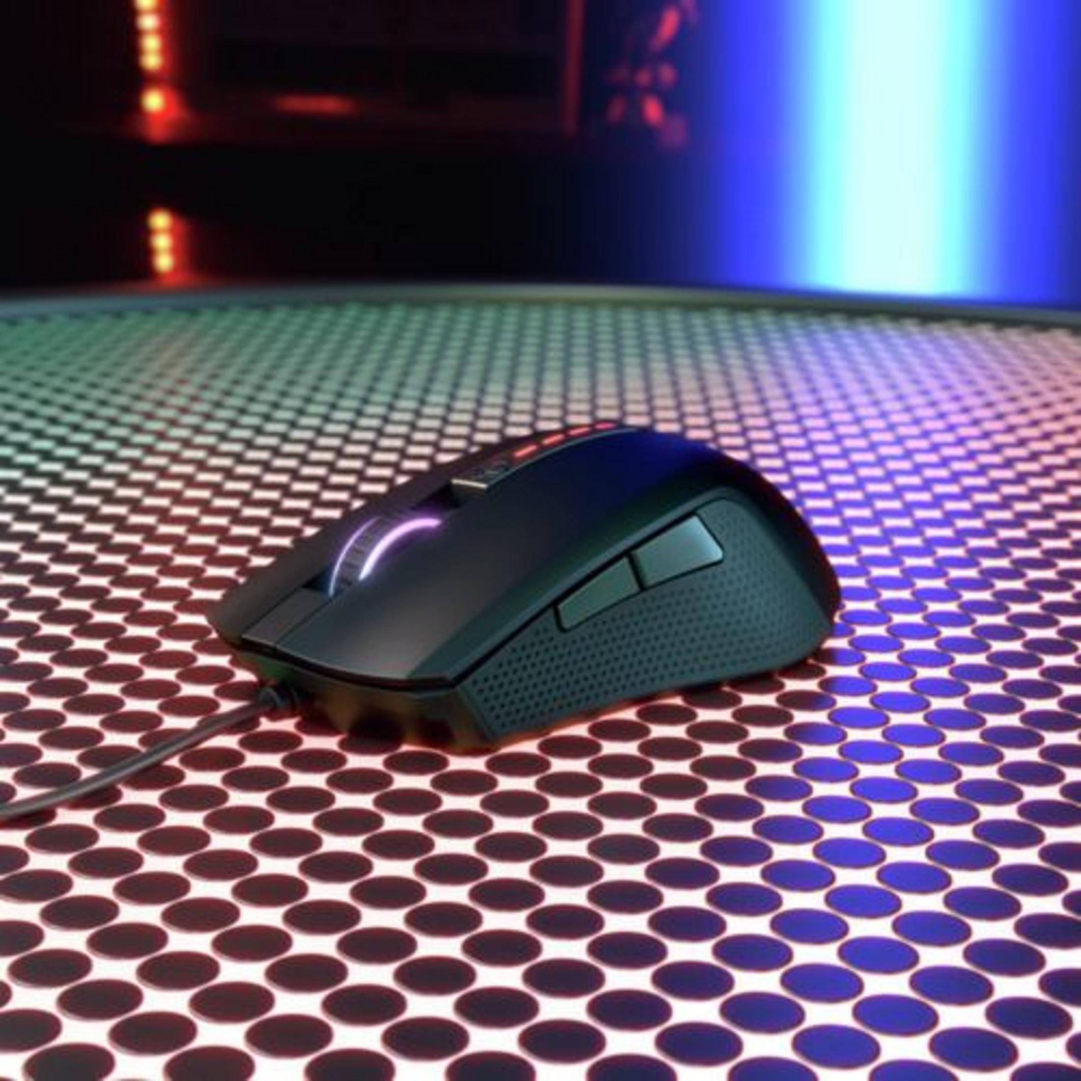 Mouse da gaming nero con illuminazione RGB su superficie a scacchi.