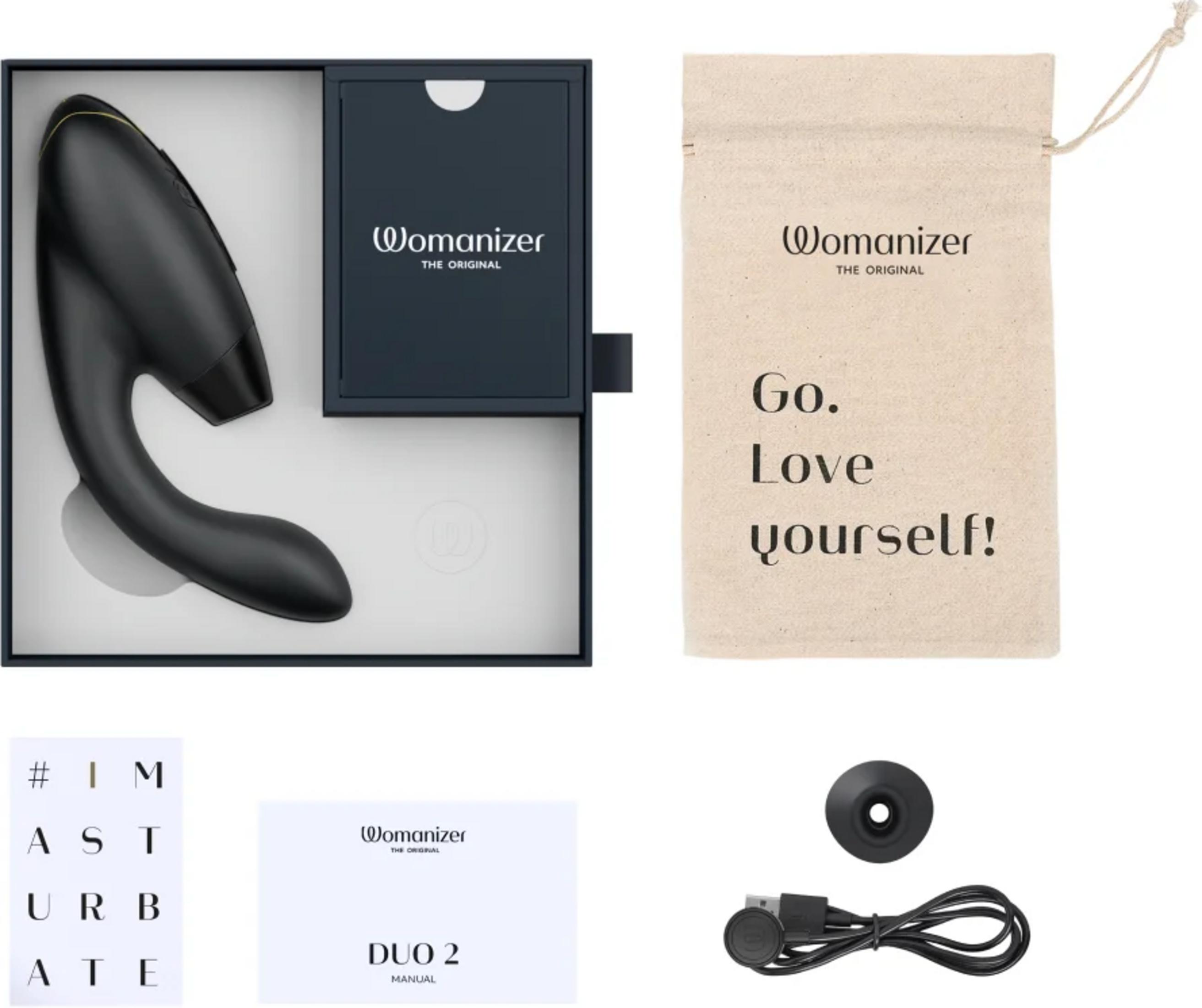 Ein schwarzer Klitorisstimulator mit Zubehör in einer Box und einem Stoffbeutel.