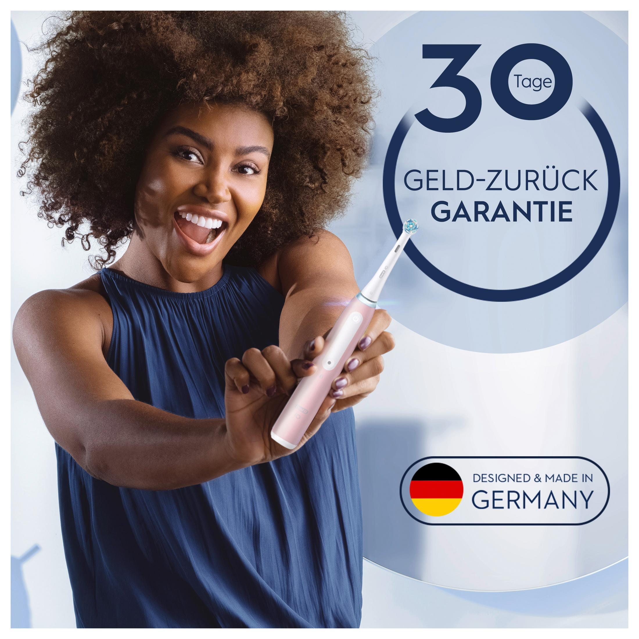Frau mit Locken und elektrischer Zahnbürste vor 30-Tage-Geld-zurück-Garantie-Logo.