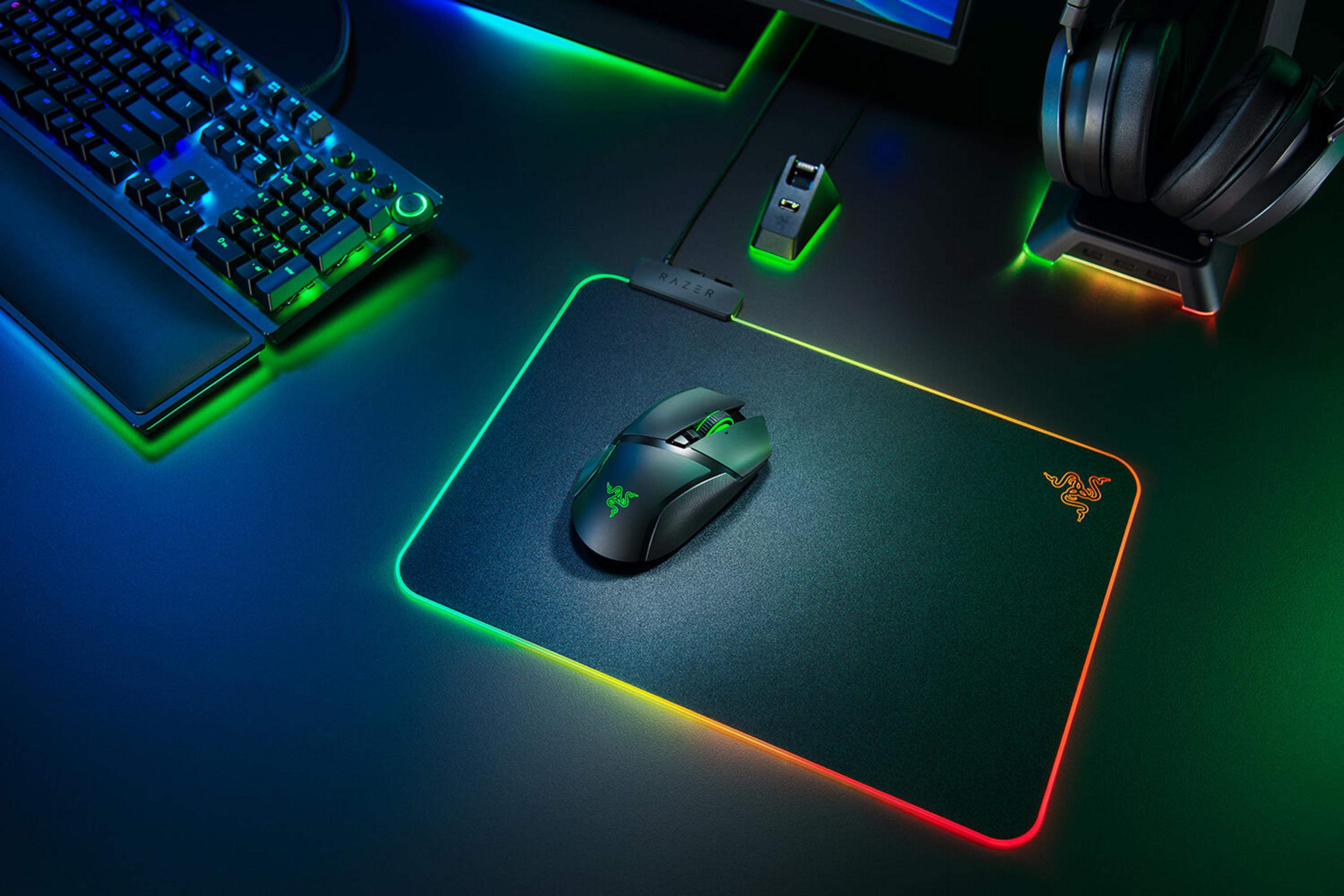 Un set de gaming Razer con teclado, ratón, alfombrilla y auriculares.