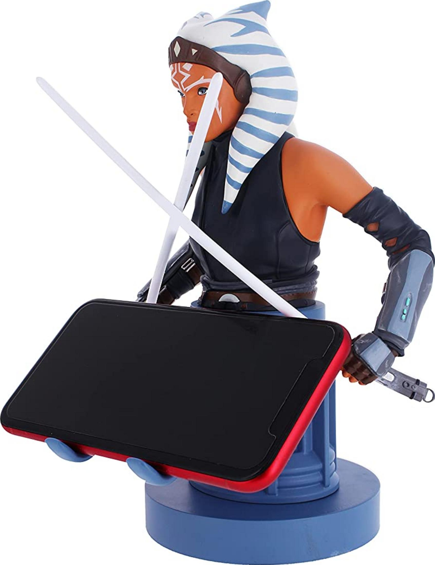 Statua di Ahsoka Tano con spade laser e supporto rosso.
