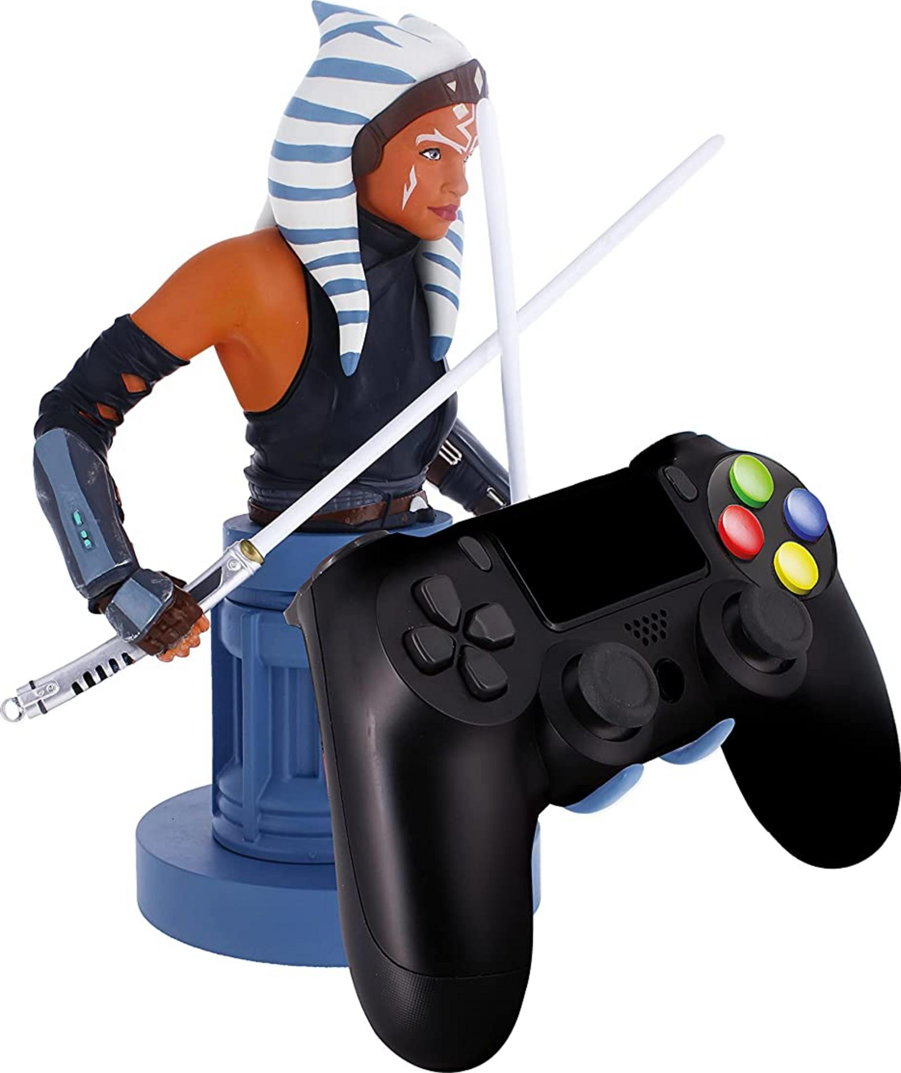 Busto di Ahsoka Tano con spade laser accanto a un controller di gioco nero.