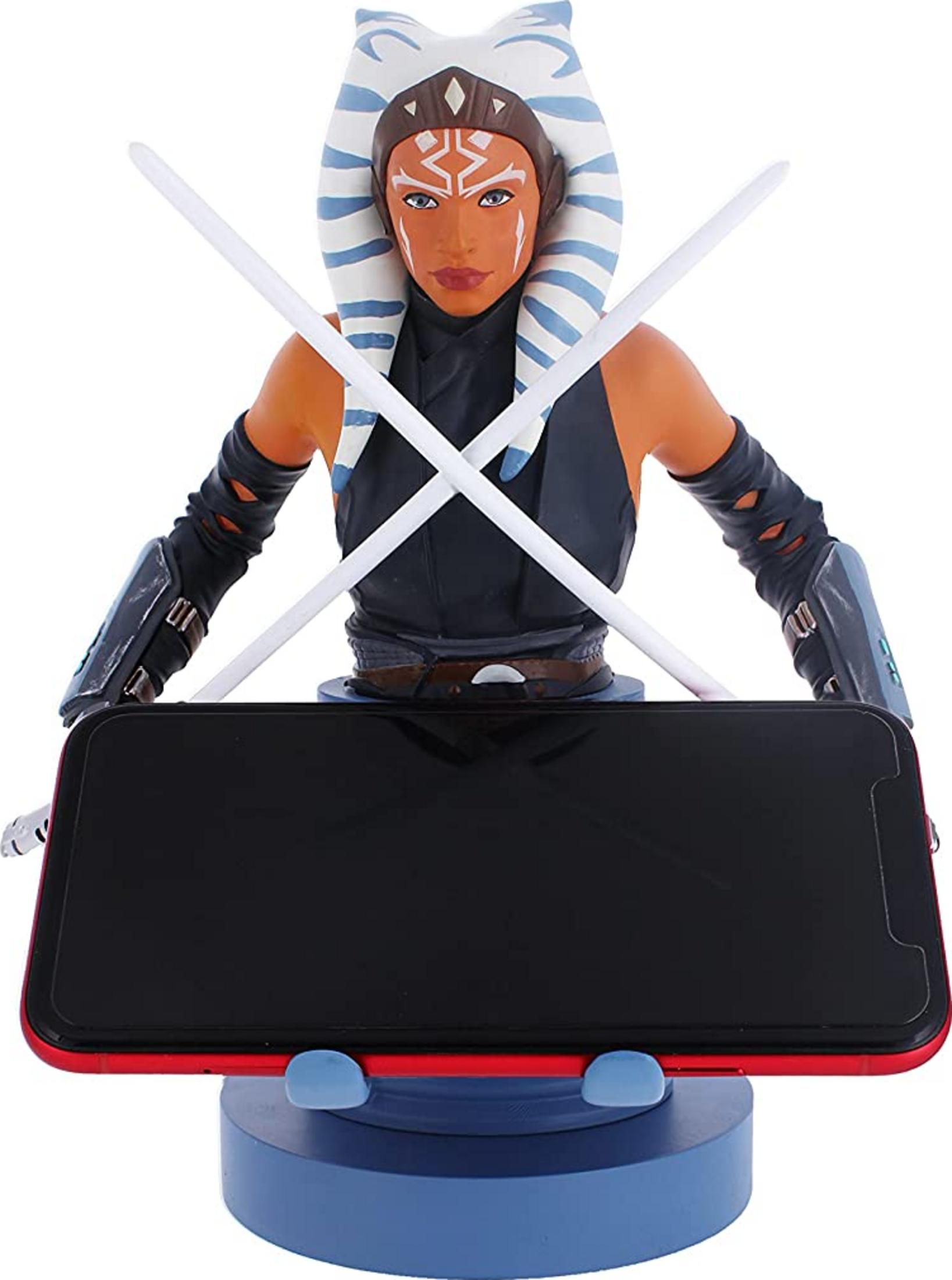 Una figura di Ahsoka Tano tiene due spade laser che supportano un cellulare.