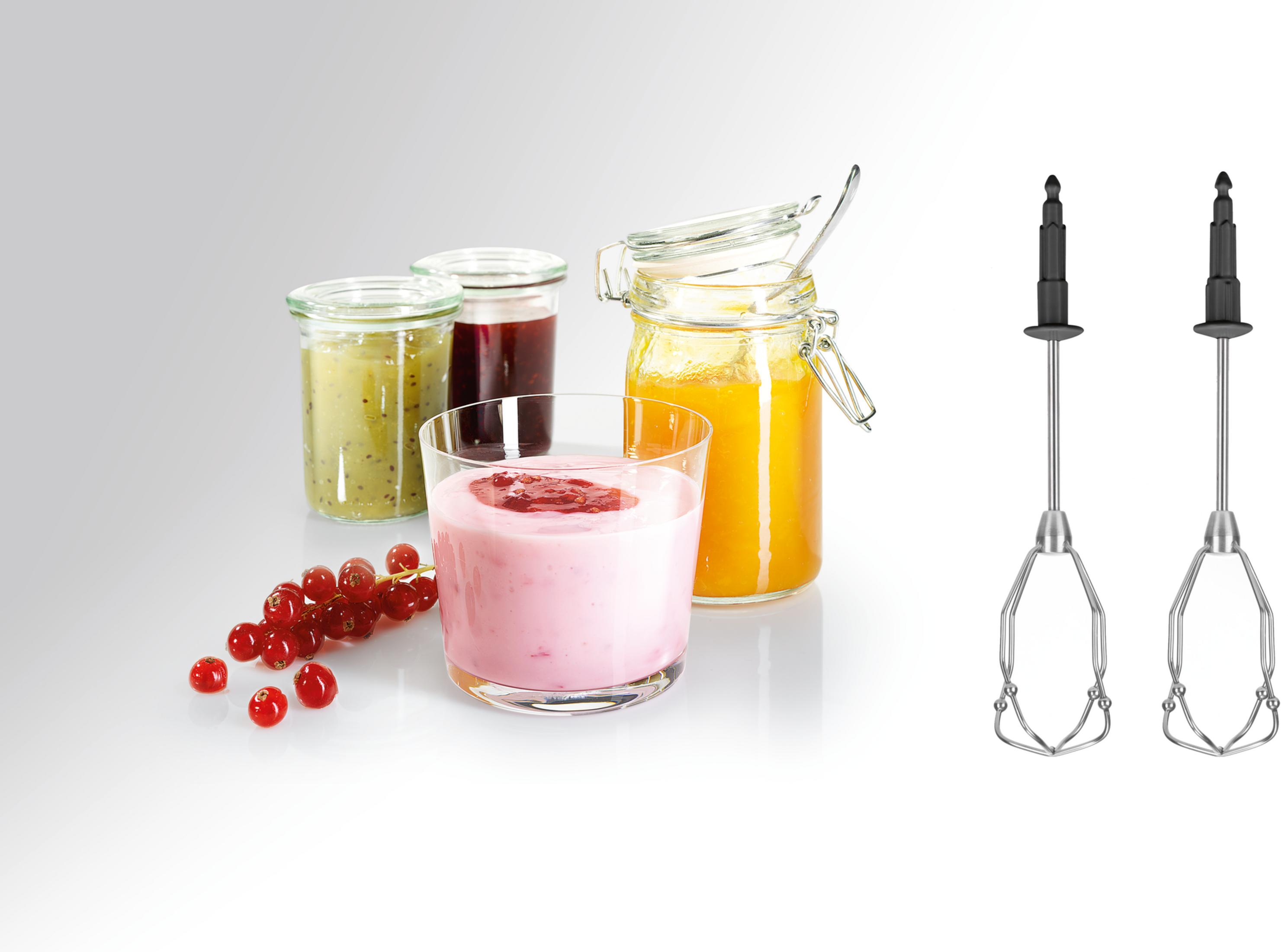 Frutta, yogurt e fruste per mixer su sfondo chiaro.