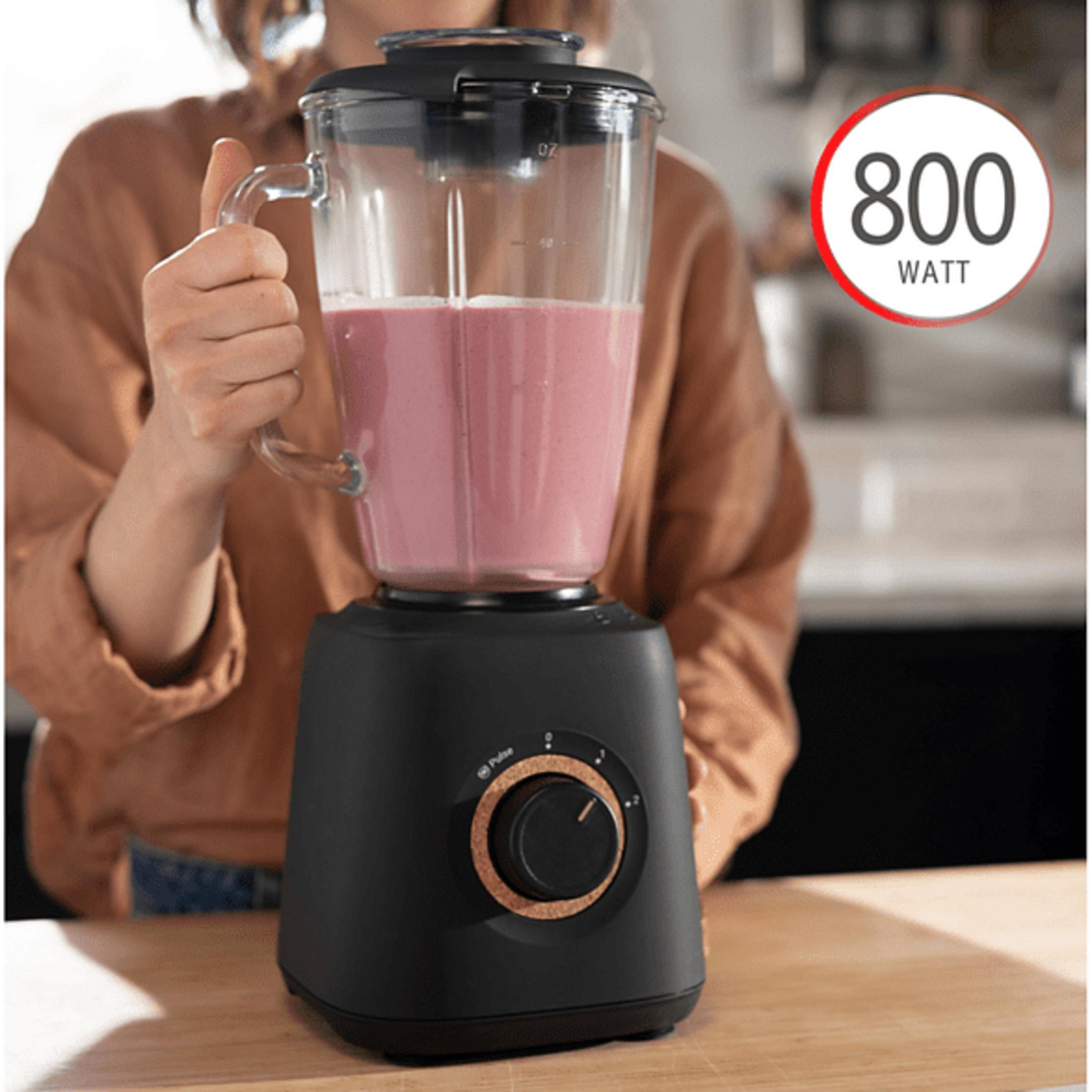 Eine Person hält einen Mixer mit einem rosa Smoothie. 800 Watt.