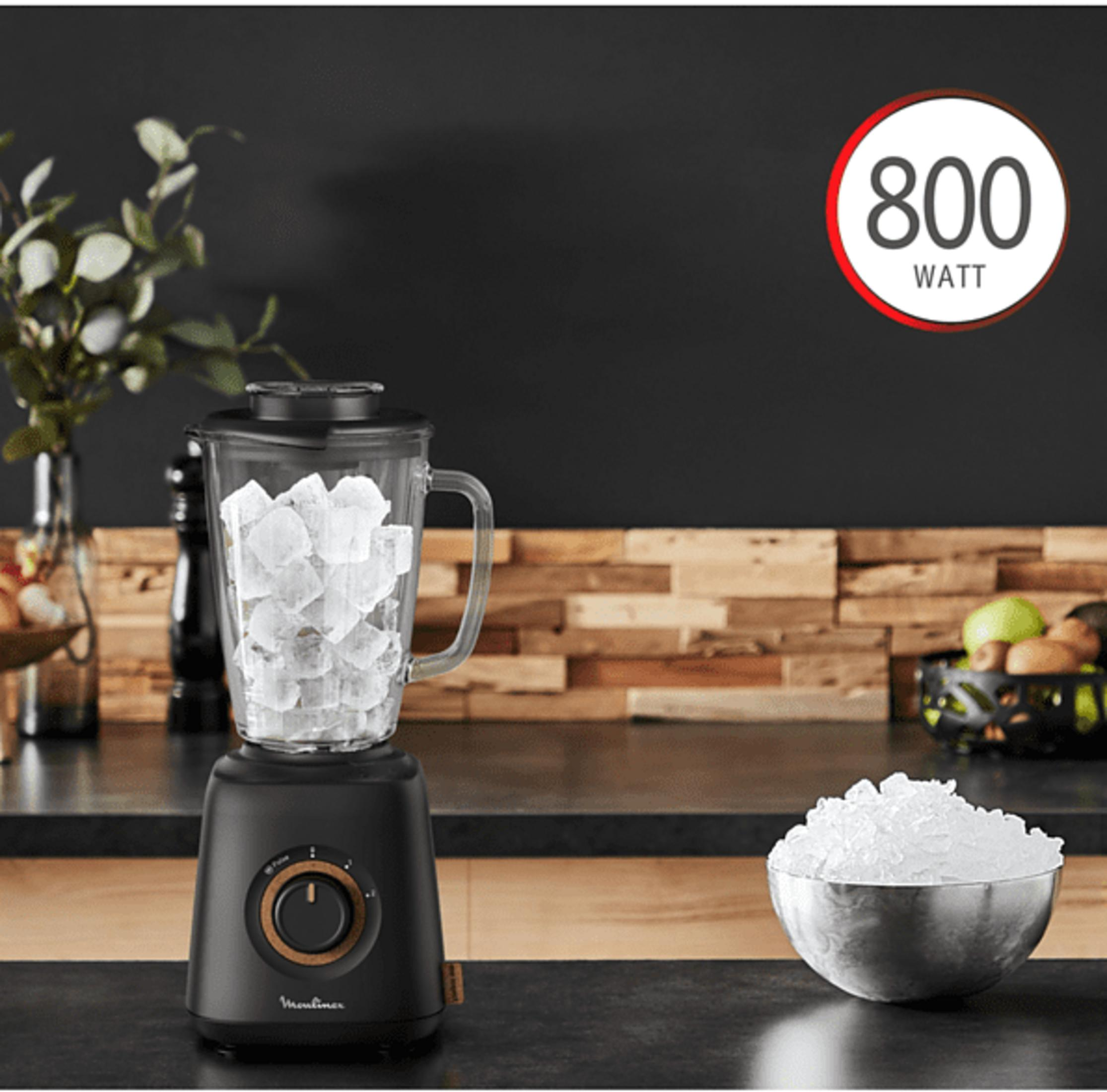 Ein schwarzer Mixer mit Eiswürfeln im Glasbehälter steht auf einer Arbeitsplatte.